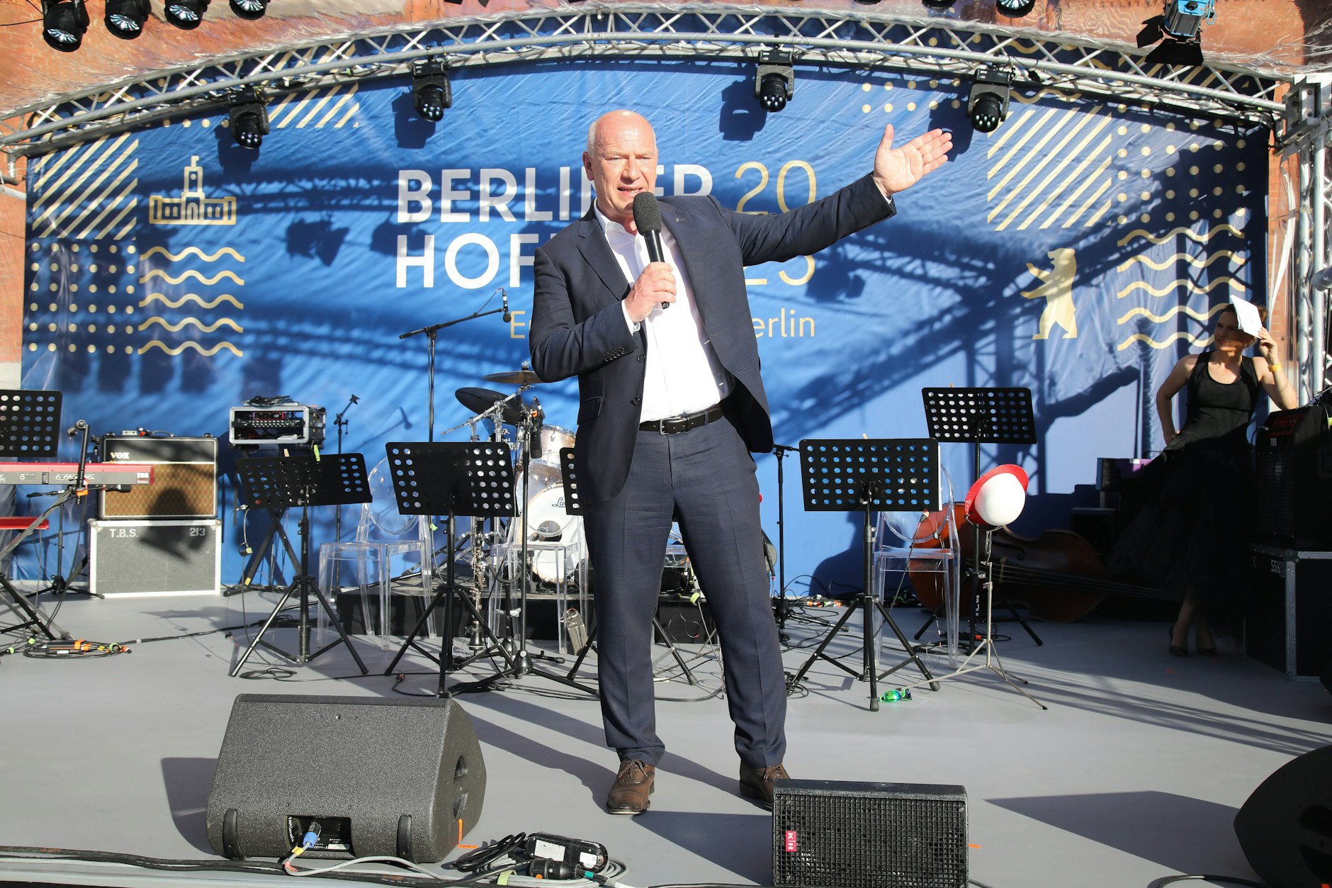 Berlins Regierender Bürgermeister Kai Wegner beim Berliner Hoffest am Roten Rathaus. Kleine Partys kann er.