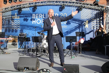 Bürgermeister Wegner will Dorf-Lambada am Brandenburger Tor