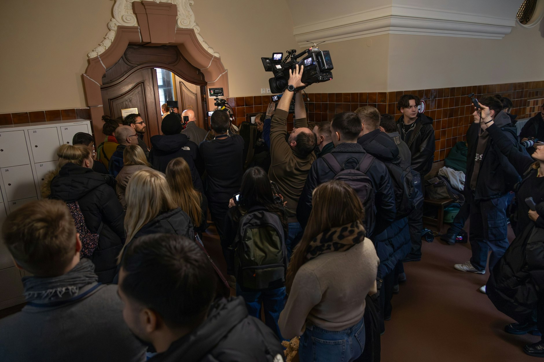 Großer Medienandrang vor dem Gerichtssaal.