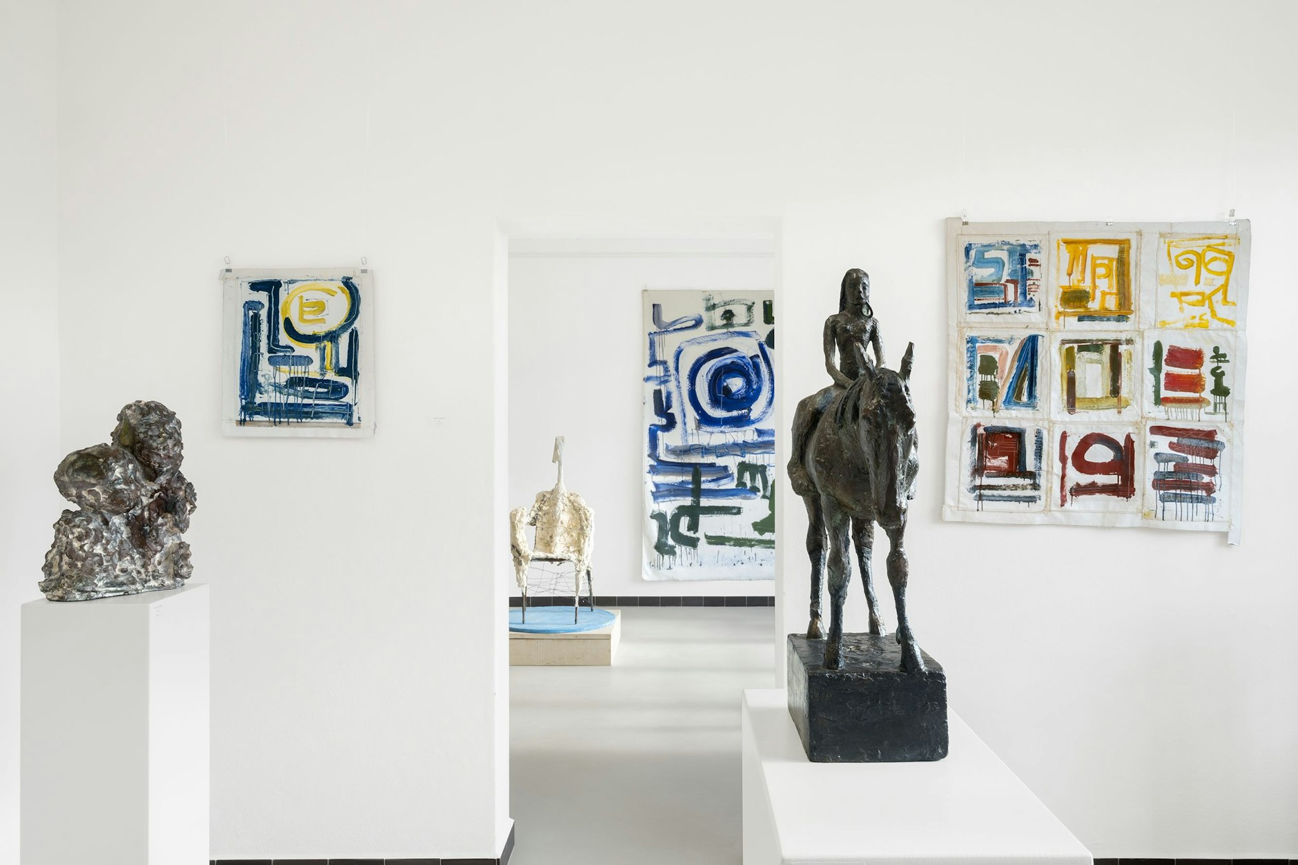 In der der Galerie 3Plus auf dem Golem-Hof ein Zusammenspiel: Skulpturen von<em>&nbsp;</em>Sabina Grzimek und&nbsp; an der Wand&nbsp; die farbenfrohen Lebenszeichen-Bilder von Peppe D' Angelo&nbsp; aus Italien