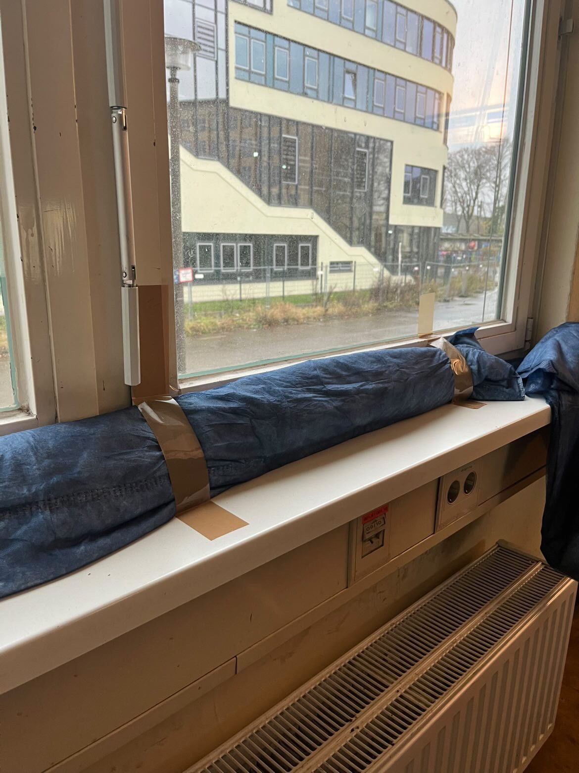 Image - Polizisten frieren in Pankower Wache – und müssen zu Klebeband greifen!