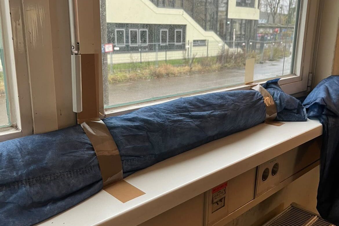 In der Polizeidirektion 1, Abschnitt 13, zieht es so heftig, dass die Polizisten vor Ort behelfsmäßig mit Decke und Paketklebeband arbeiten müssen.