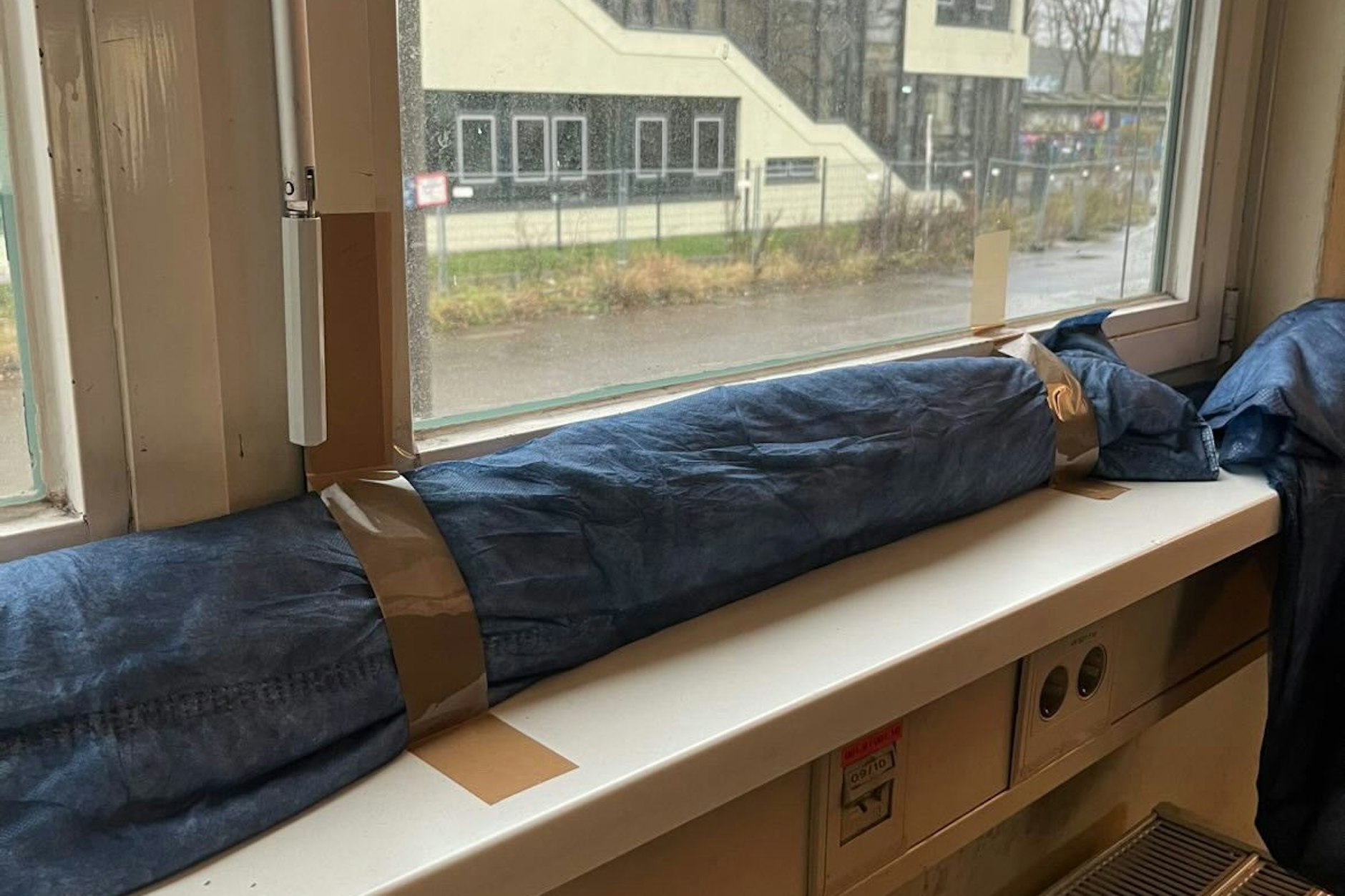 In der Polizeidirektion 1, Abschnitt 13, zieht es so heftig, dass die Polizisten vor Ort behelfsmäßig mit Decke und Paketklebeband arbeiten müssen.