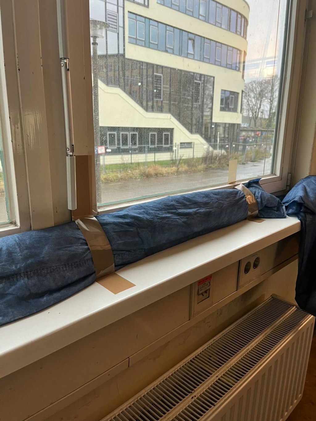 Polizisten-frieren-in-Pankower-Wache-und-m-ssen-zu-Klebeband-greifen-