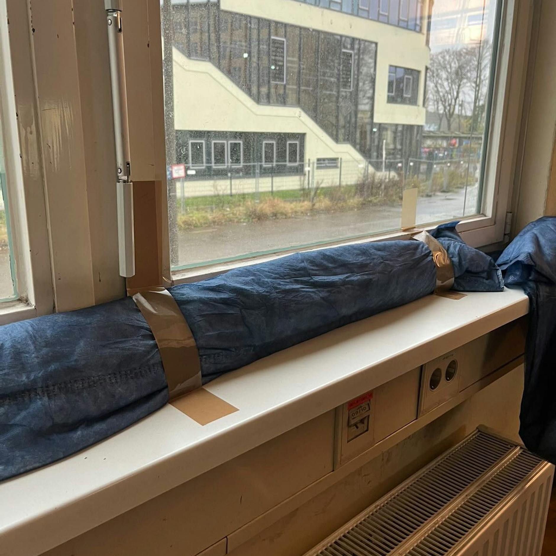 Polizisten frieren in Pankower Wache – und müssen zu Klebeband greifen!