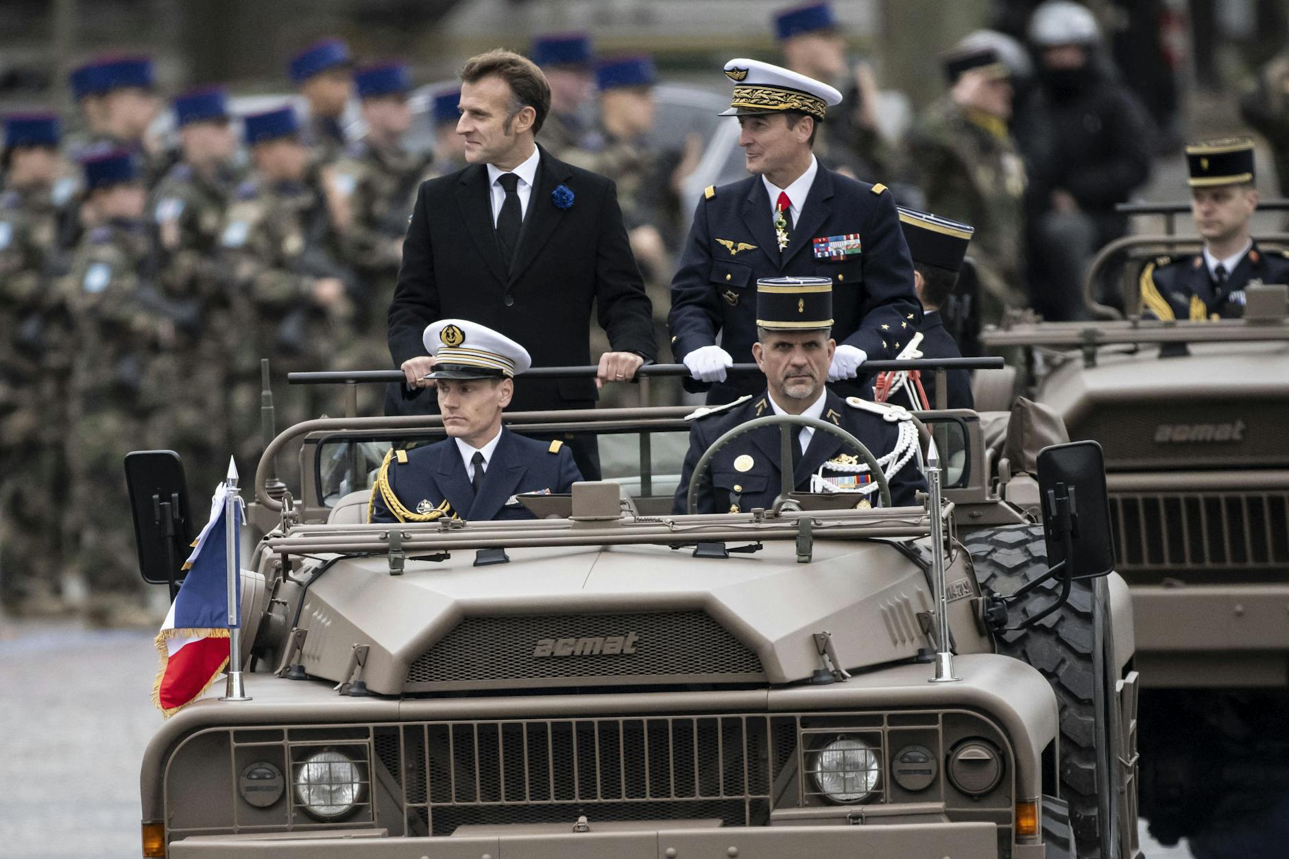 Frankreichs Präsident Emmanuel Macron und Generalstabschef Fabien Mandon bei der Militärparade zum Ende des Ersten Weltkriegs am 11. November in Paris.