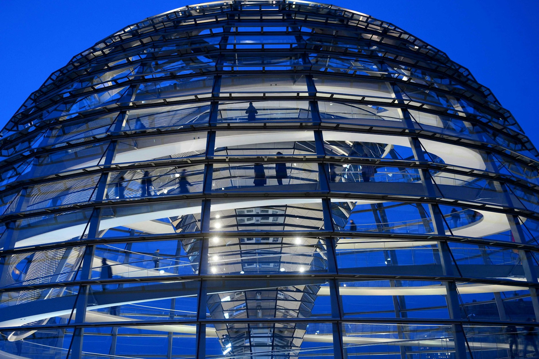 Das große Geld, der hauptsächliche Teil des Haushaltes wird von ganz wenigen Politikern der Regierung festgelegt.