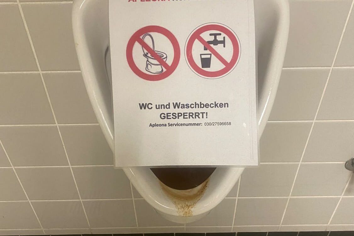 Viele Toiletten sind in Berliner Polizeidienststellen nicht benutzbar. Teilweise müssen sogar die Waschbecken gesperrt werden.