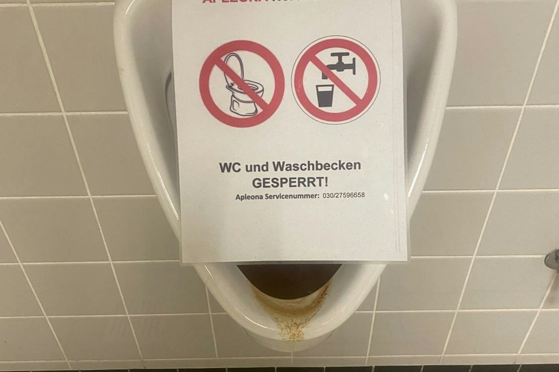 Viele Toiletten sind in Berliner Polizeidienststellen nicht benutzbar. Teilweise müssen sogar die Waschbecken gesperrt werden.