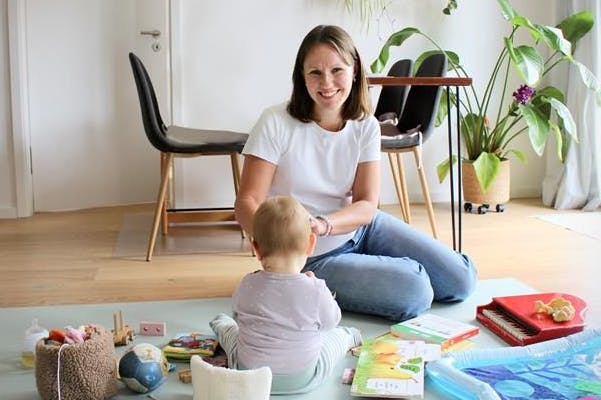 Anastasia Scoubeau betreut die kleine Cleo. Sie ist eine von 220 Ehrenamtlichen, die sich in Berlin beim Familiennetzwerk „wellcome“ engagieren.