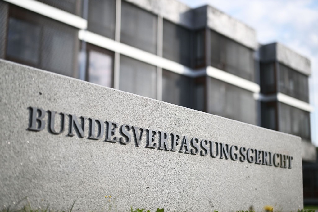 Rüge aus Karlsruhe: Berliner Polizei darf bei Abschiebungen Zimmer nur mit Richterbeschluss durchsu…