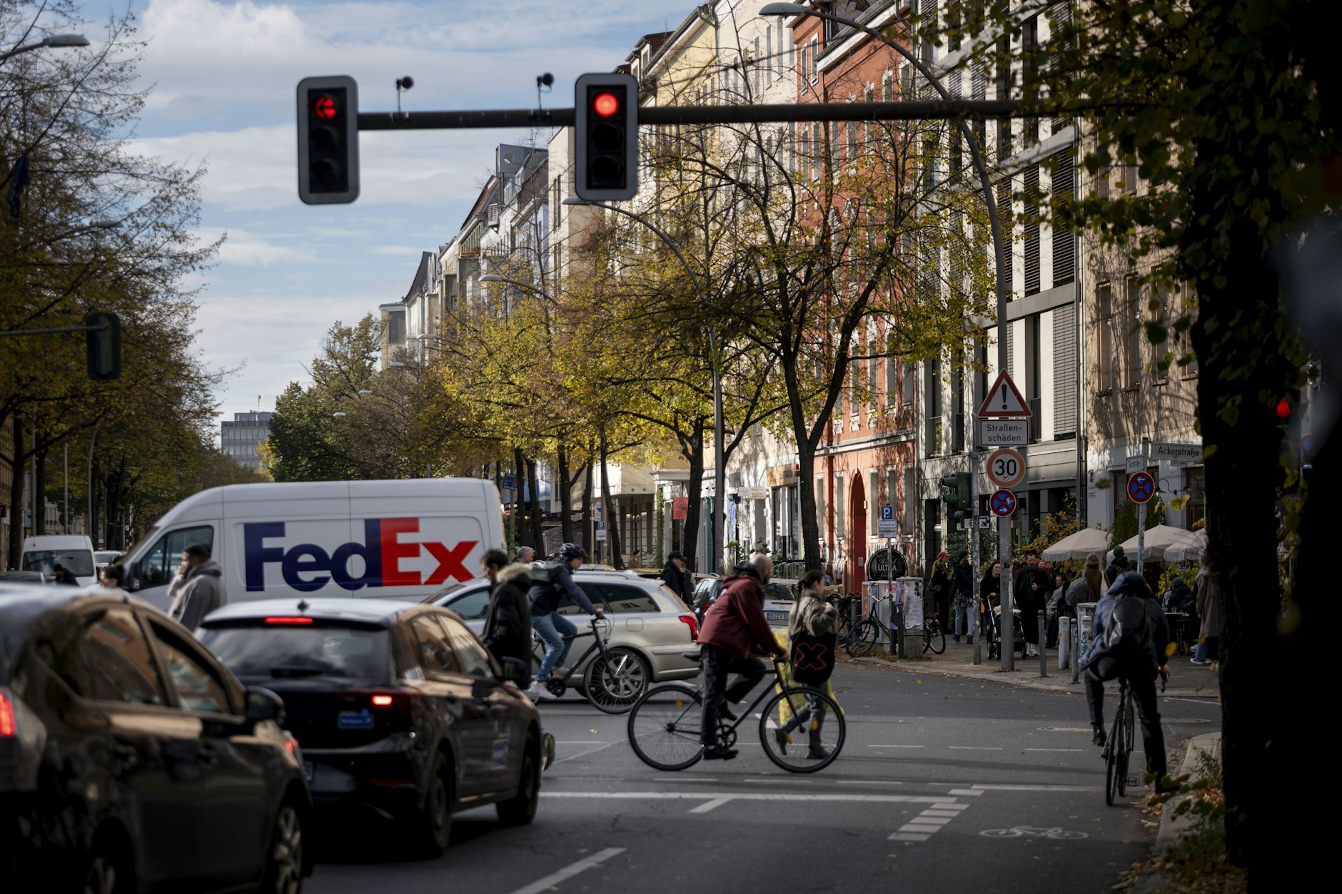Bis zu 15,95 Meter breit, zwei Fahr- und ein Parkstreifen pro Richtung: die Torstraße in Mitte. Der Abschnitt zwischen Chausseestraße und Rosenthaler Platz soll von 2026 bis 2029 umgebaut werden. Doch es gibt heftige Kritik.