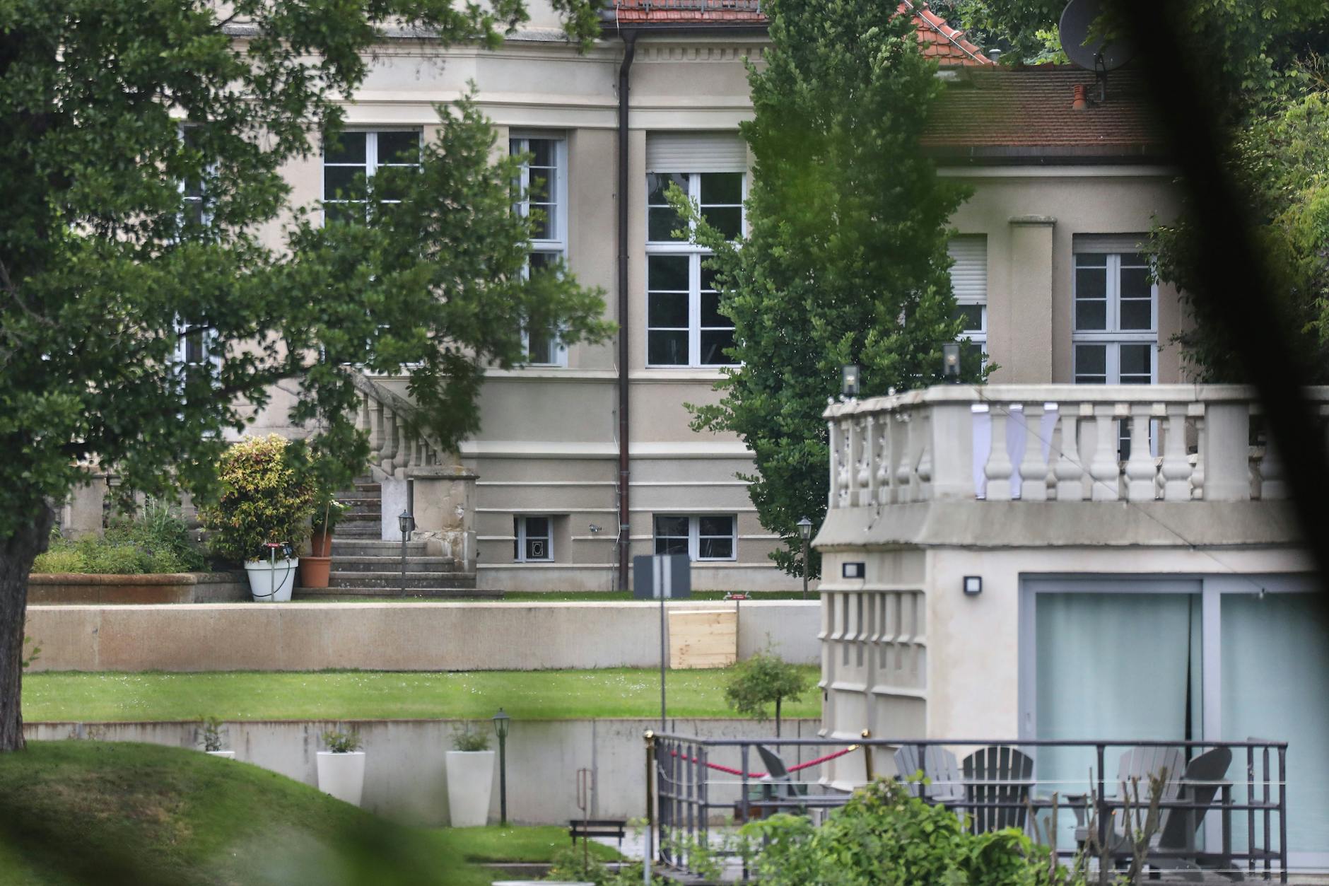 In der Villa bei Potsdam fand im November 2023 ein Treffen von Rechtsextremisten statt.