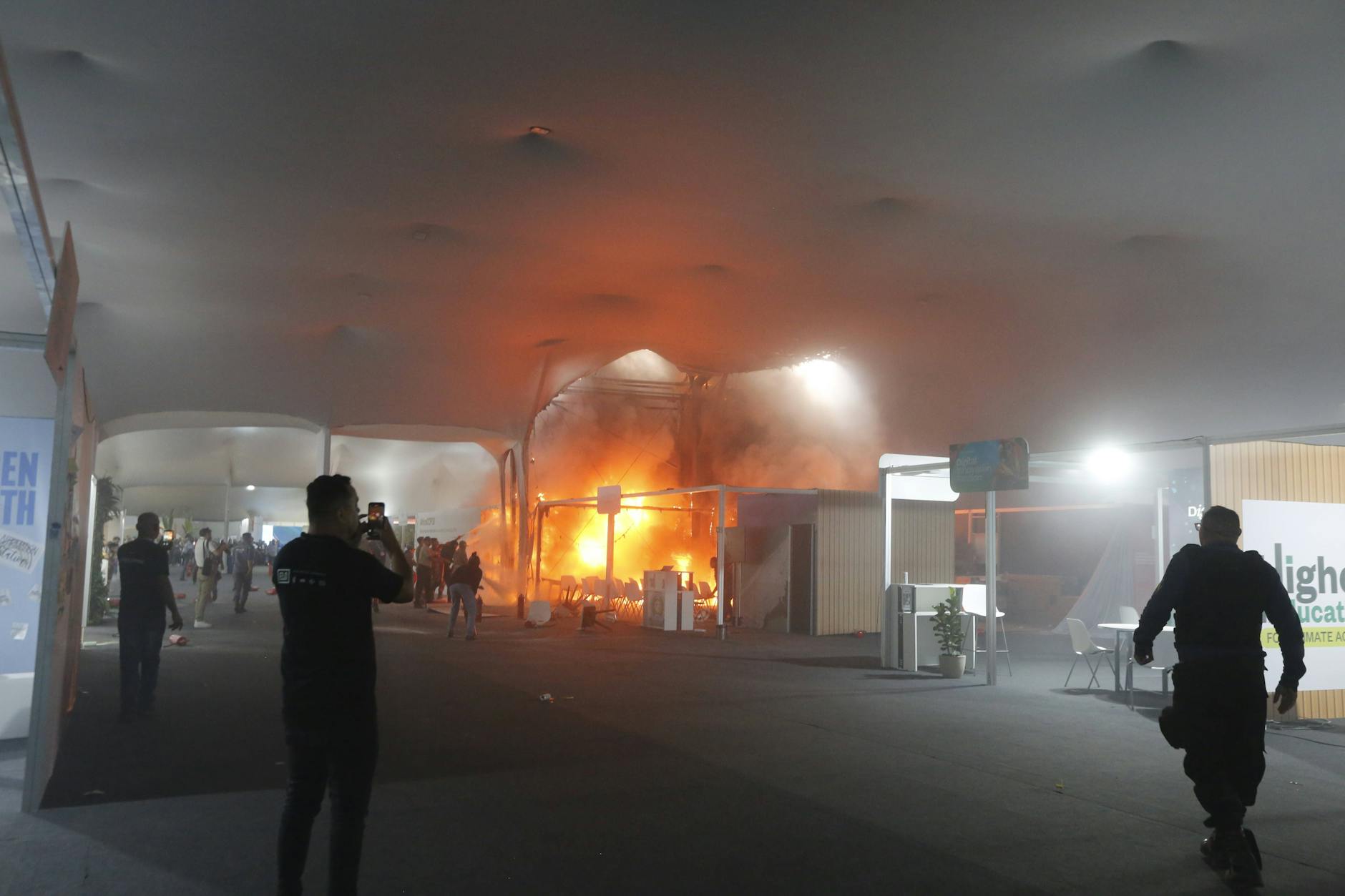 Während der COP30 in Brasilien brach am Donnerstag ein Feuer aus.