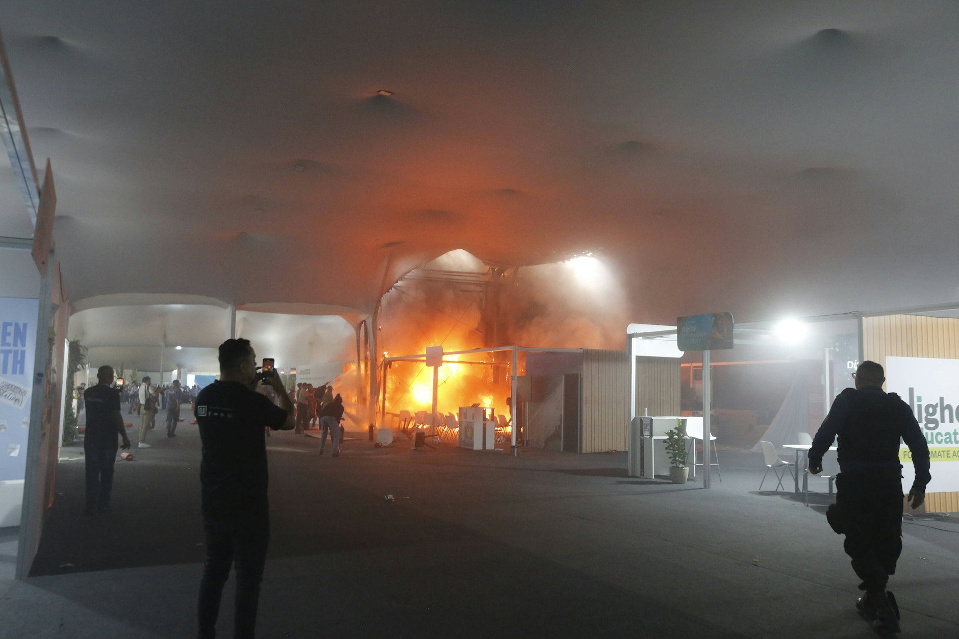 Während der COP30 in Brasilien brach am Donnerstag ein Feuer aus.