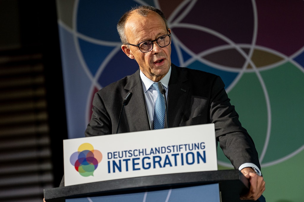 Peinlich-Auftritt-Friedrich-Merz-laufen-die-Studenten-weg