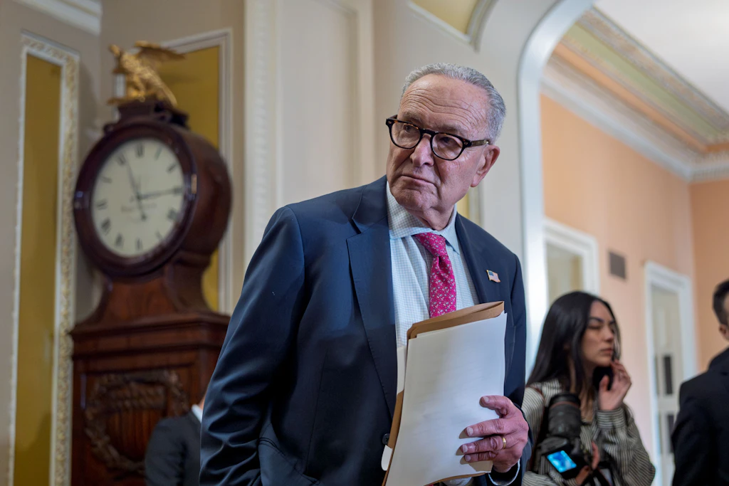 19. November in Washington: Der Führer der Minderheit im Senat, Chuck Schumer hält inne, bevor er nach einer geschlossenen Sitzung der Demokraten im Kapitol zu Reportern spricht.