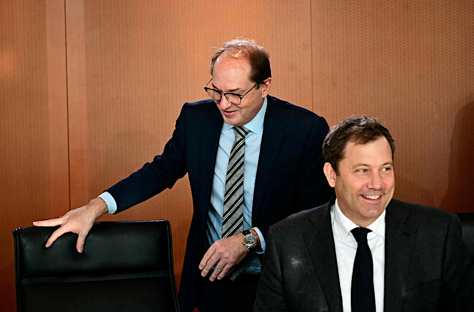 Am Geburtstag von Bundeskanzler Friedrich Merz am 5. November herrschte noch gute Stimmung bei Finanzminister Klingbeil (SPD, r.) und Innenminister Alexander Dobrindt (CSU, l.).