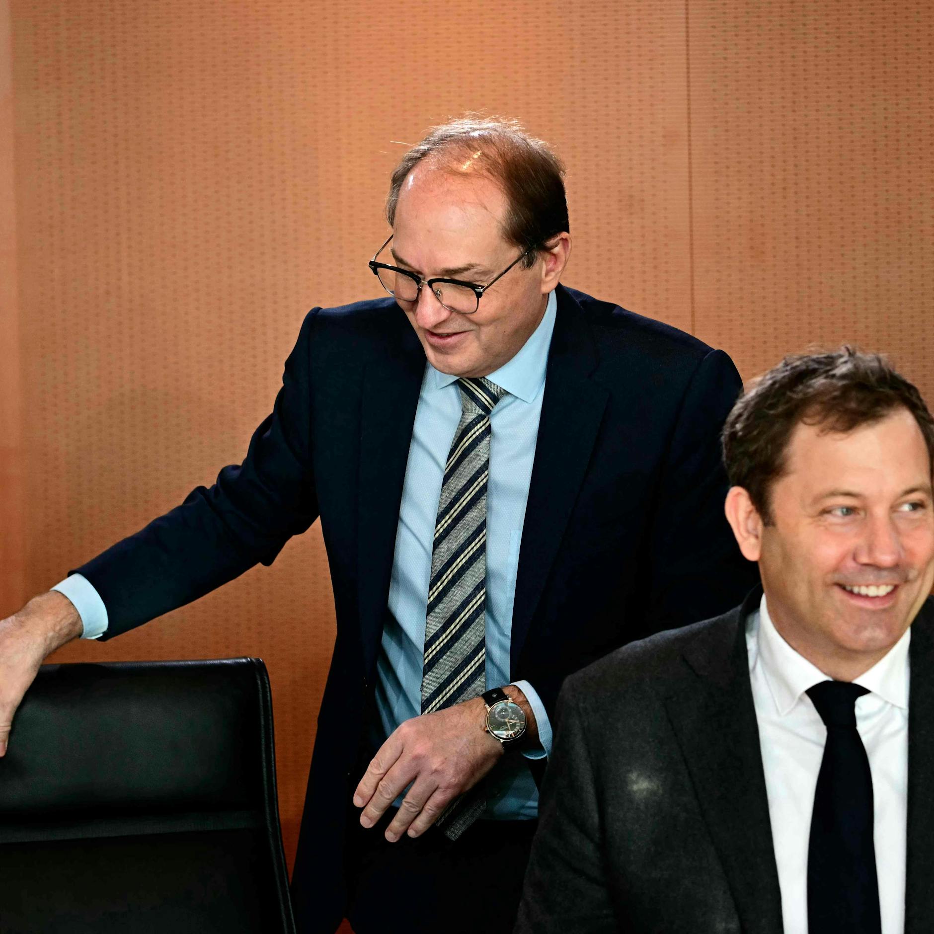 Image - Milliarden für Beamte: Finanzministerium warnt jetzt vor Besoldungs-Chaos