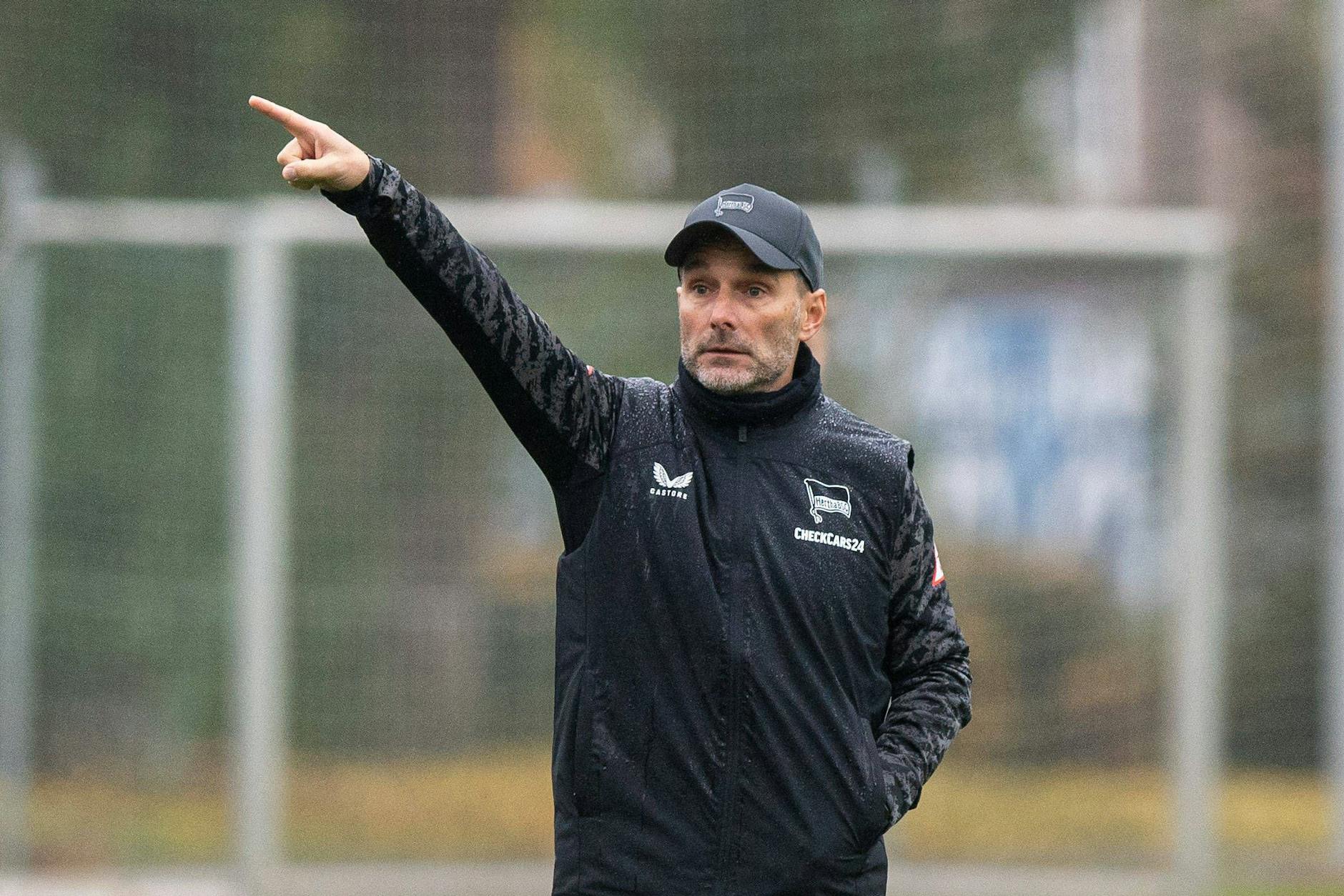 Trainer Stefan Leitl will mit Hertha BSC hoch hinaus. Bis Weihnachten warten sechs harte Spiele auf die Blau-Weißen.
