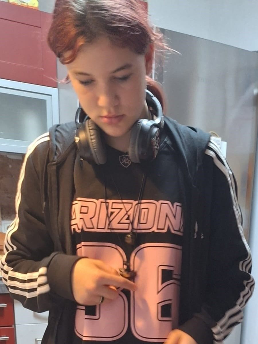 Adele ist 13 Jahre alt und trägt rot gefärbtes Haar.