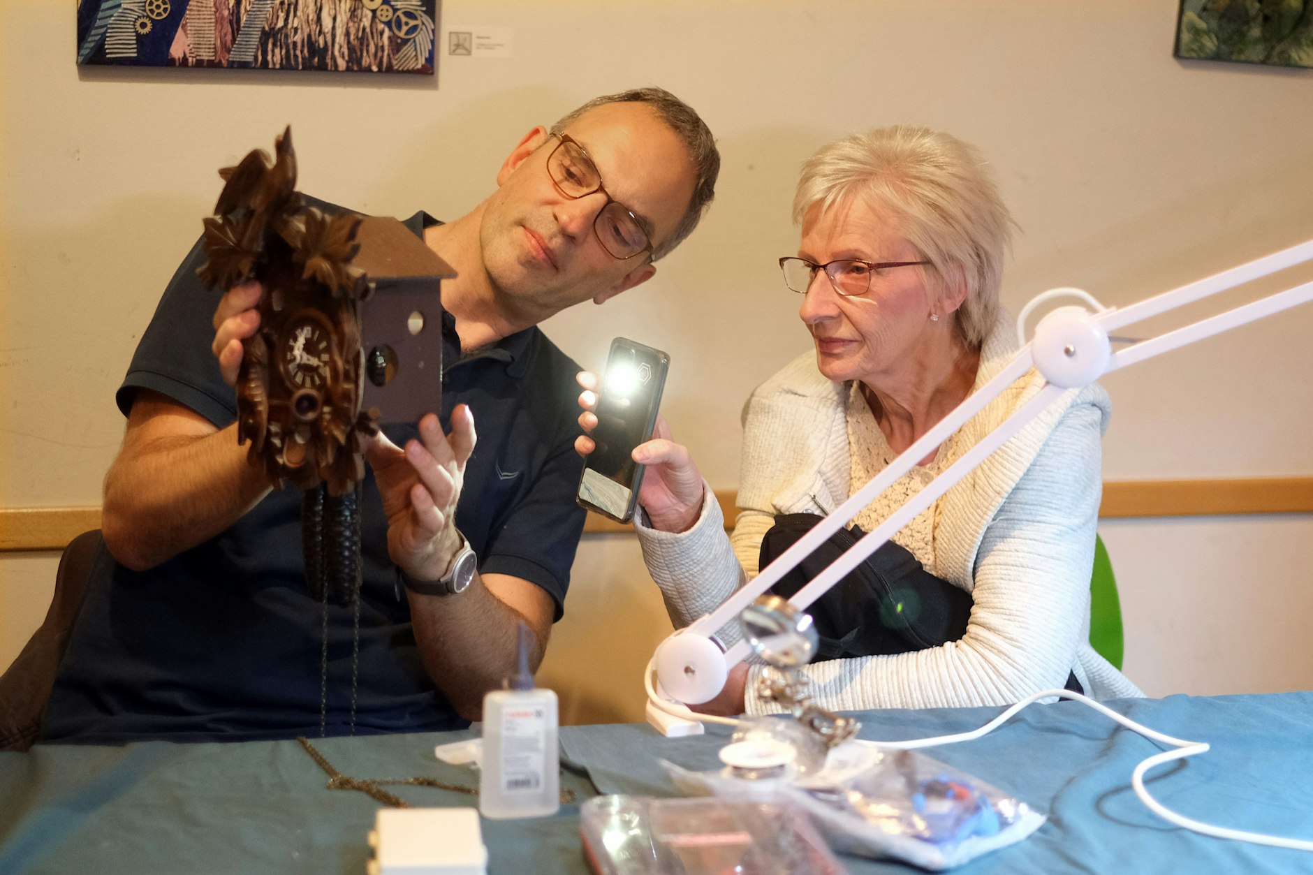 Bauingenieur Dirk Kohmann will die Kuckucksuhr wieder zum Laufen bringen, von der sich seine Besitzerin nicht trennen möchte.