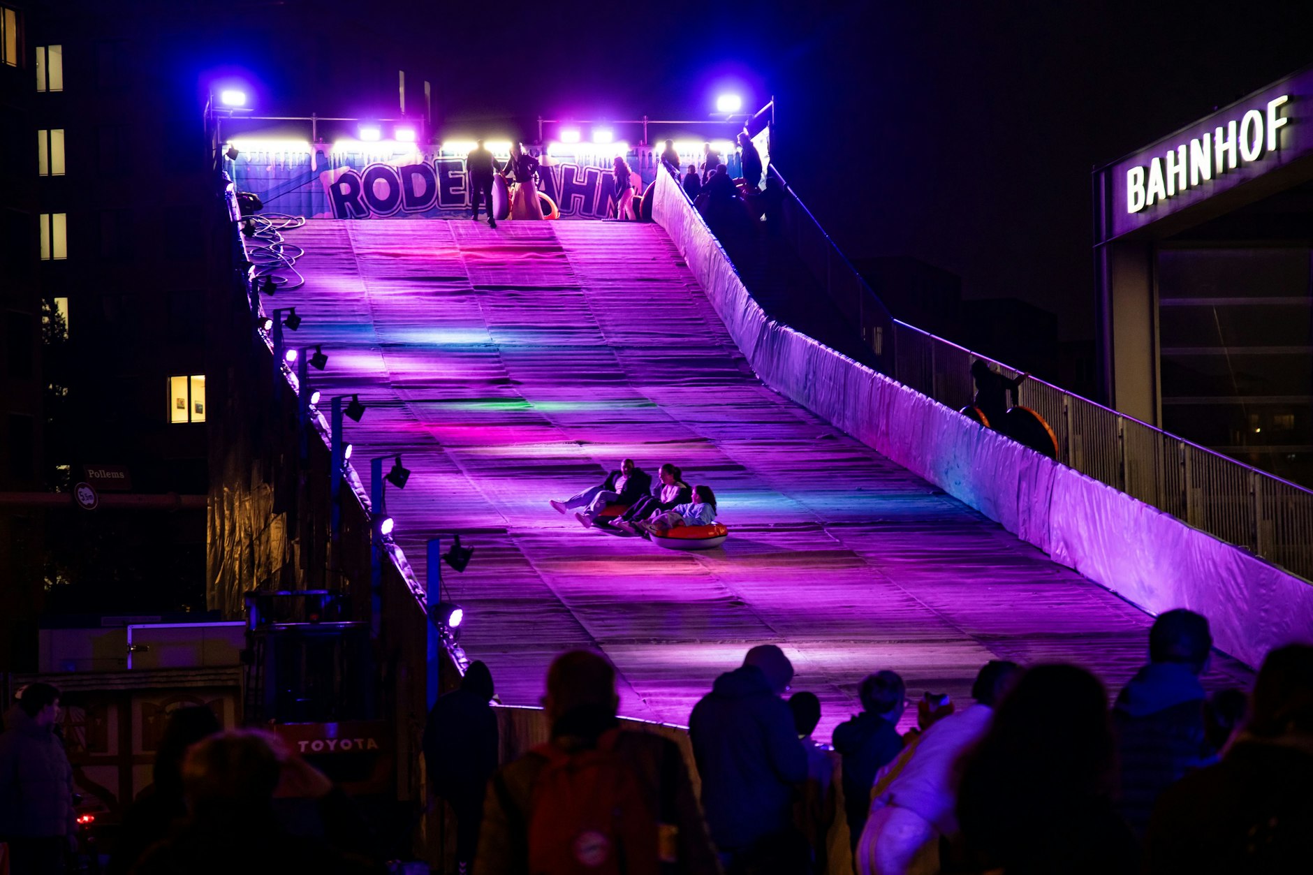 Die Rodelbahn gehört zu den Top-Attraktionen am Potsdamer Platz. 