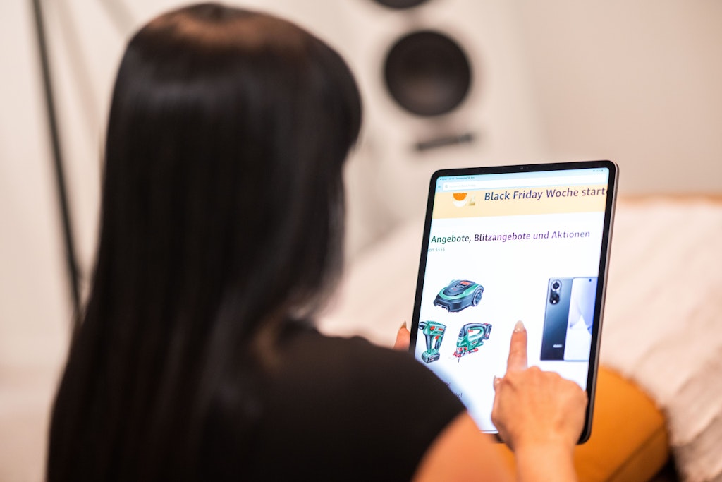 Black-Friday-Verbraucher-zwischen-Kaufrausch-und-Kostenfalle-