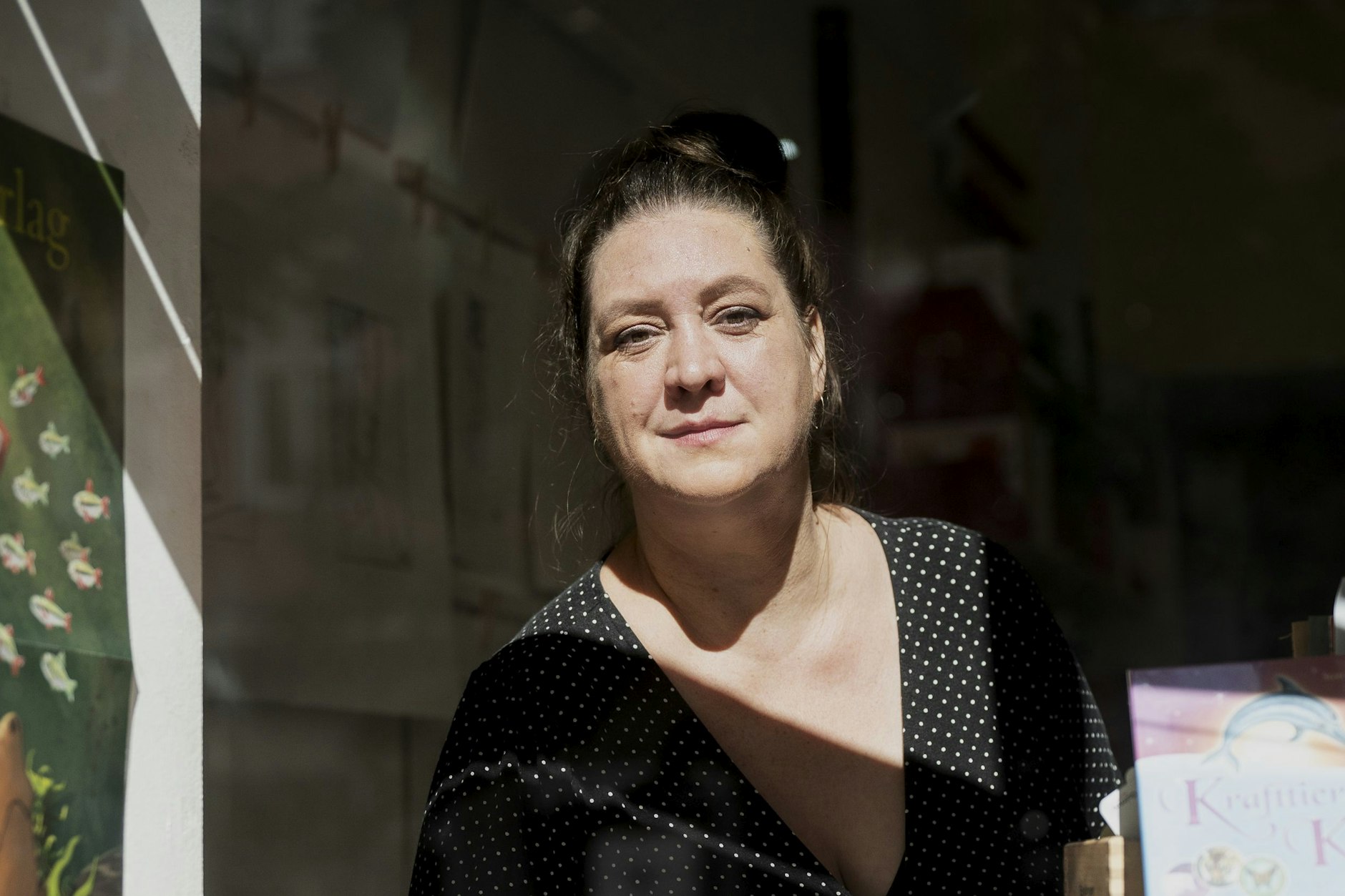 Romy Weber in ihrer der Buchhandlung Bötzowbuch in Prenzlauer Berg