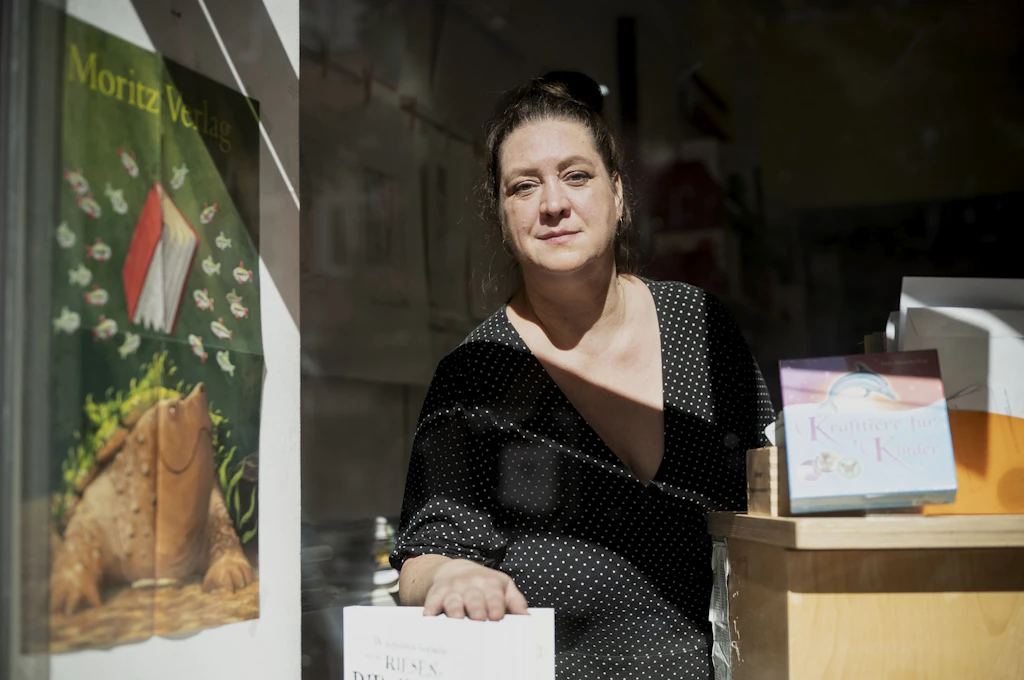 Romy Weber in ihrer der Buchhandlung Bötzowbuch in Prenzlauer Berg