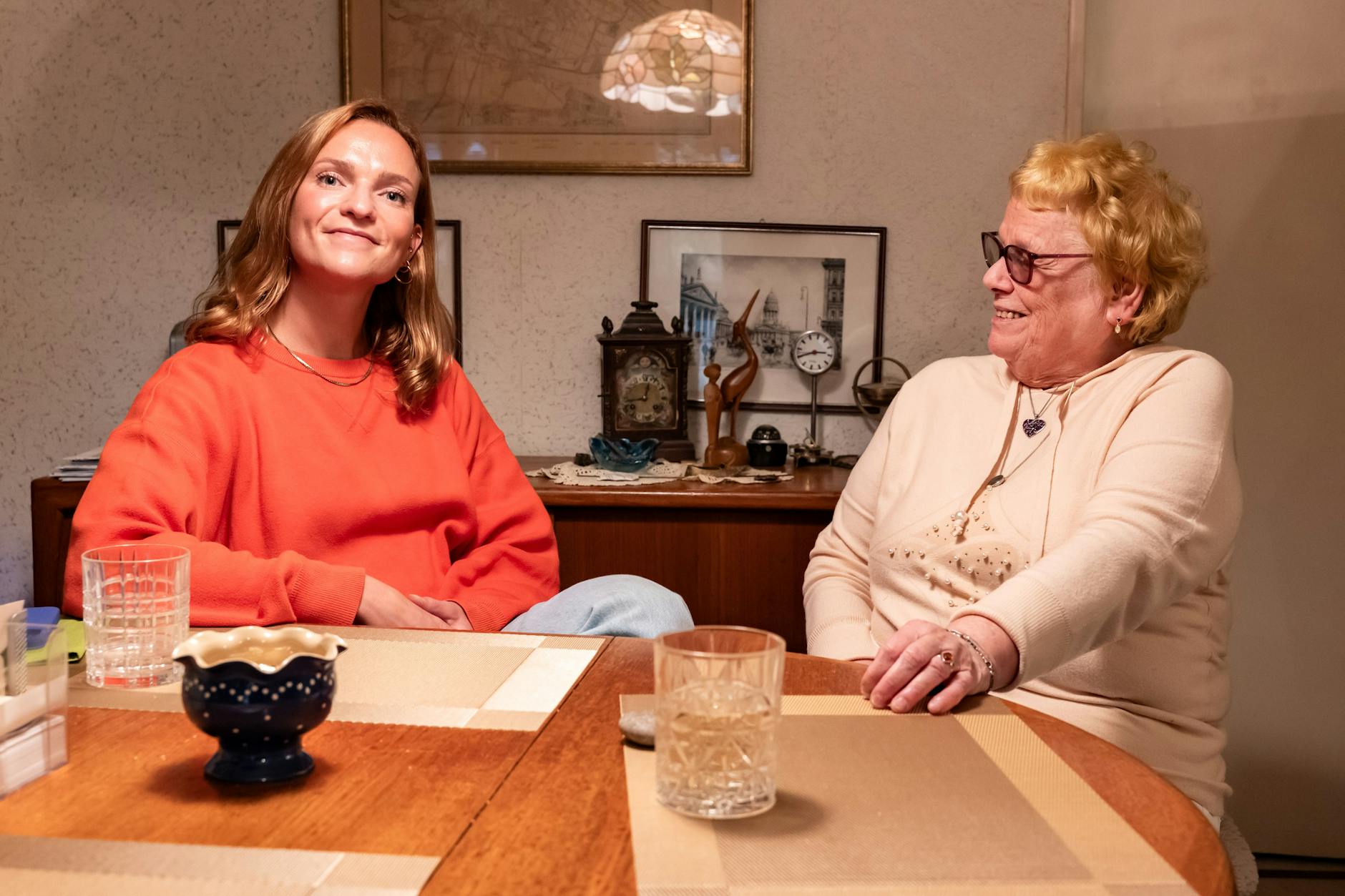 Meist kommt Anne (li.) zu Besuch zu Marianne. Einmal im Monat treffen sich die beiden, zwischendurch telefonieren sie. Manchmal unternehmen sie auch etwas zusammen.