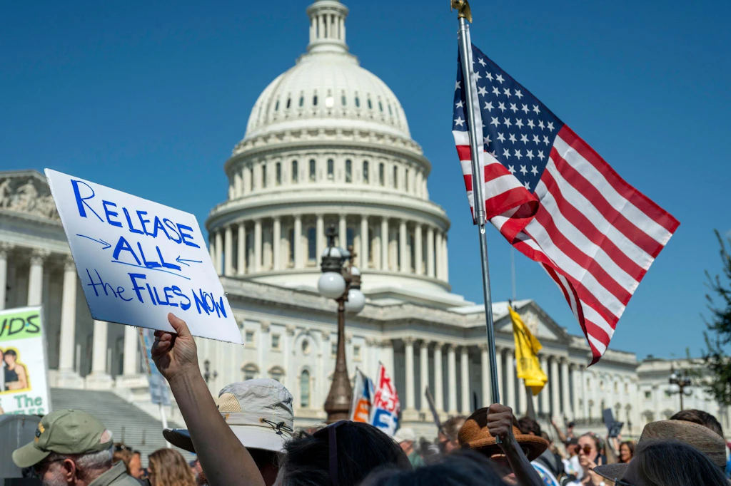 Demonstranten fordern vor dem US-Kapitol die Freigabe aller Epstein-Akten.