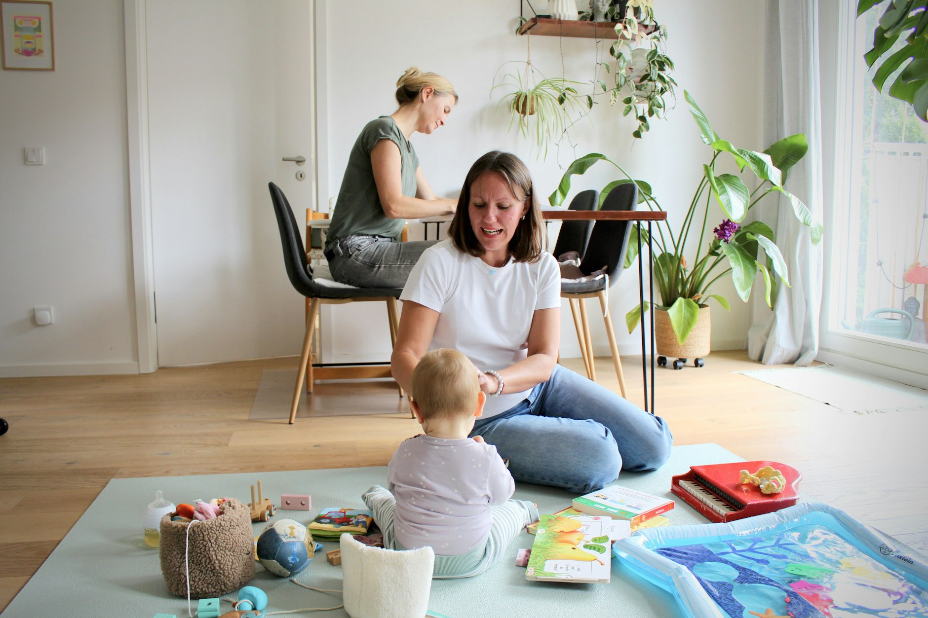 Die Zeit, in der sich Anastasia um die kleine Cleo kümmert, nutzt Mama Nicole für sich – auch mal, um in Ruhe liegengebliebenen Papierkram zu erledigen.