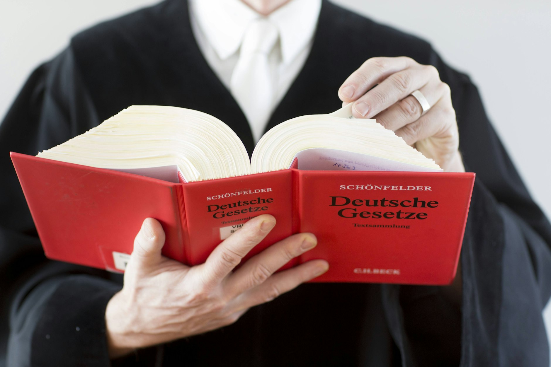 Verliert das Grundgesetz an Wert? Kritische Richter und Anwälte starten die Debatte.