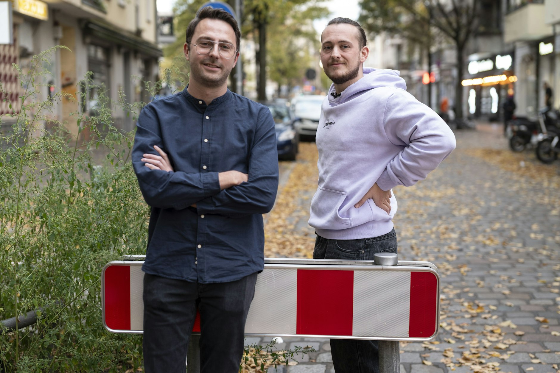 IT-Architekt Benedikt Wölk (li.) unterstützt Jan Jelitto, der eine Ausbildung als IT-Systemelektroniker macht.