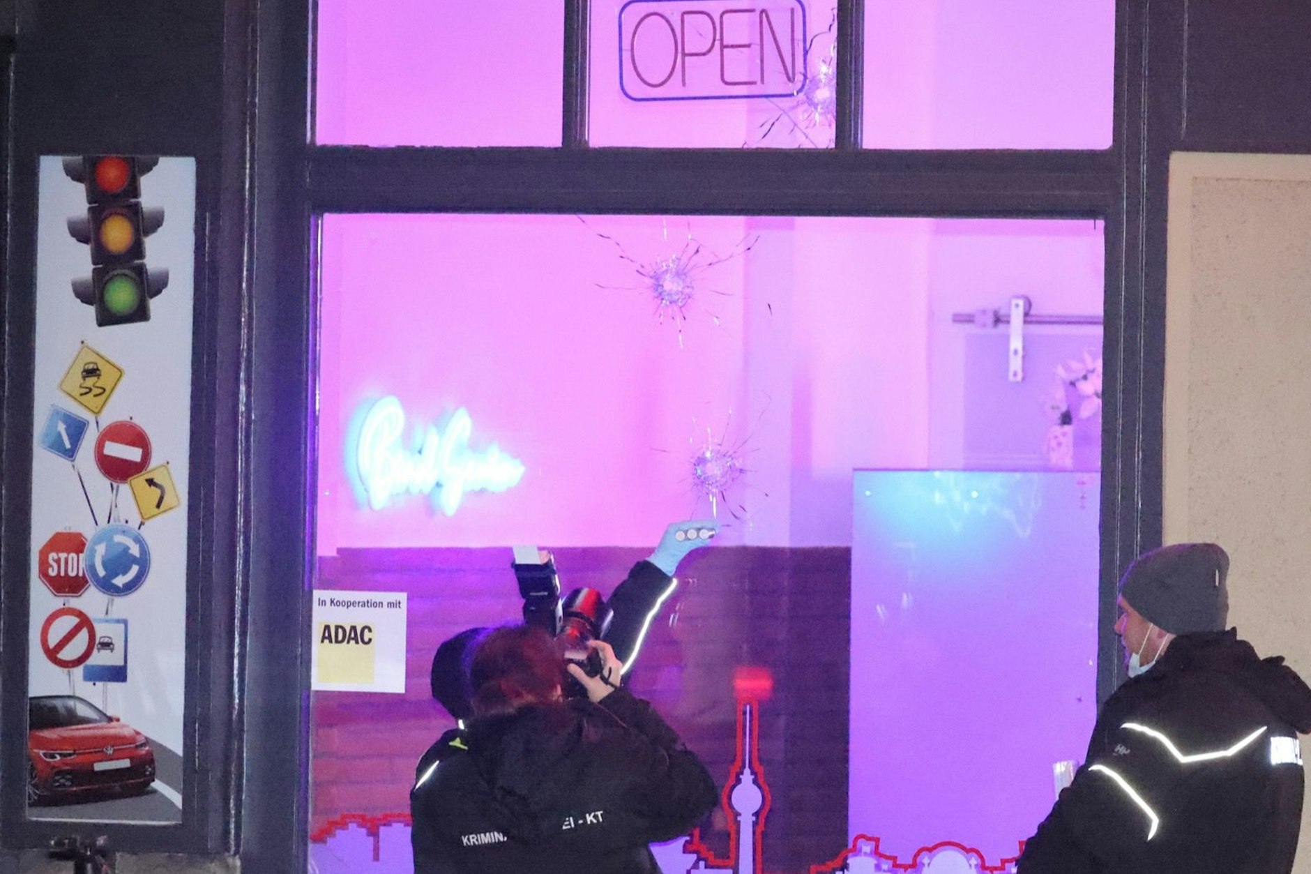 In der Nacht zu Donnerstag wurde auf eine Fahrschule in der Nonnendammallee in Berlin-Siemensstadt geschossen. Der Angriff scheint im Zusammenhang zu stehen mit einer ganzen Reihe Attacken auf dieselbe Fahrschul-Kette.