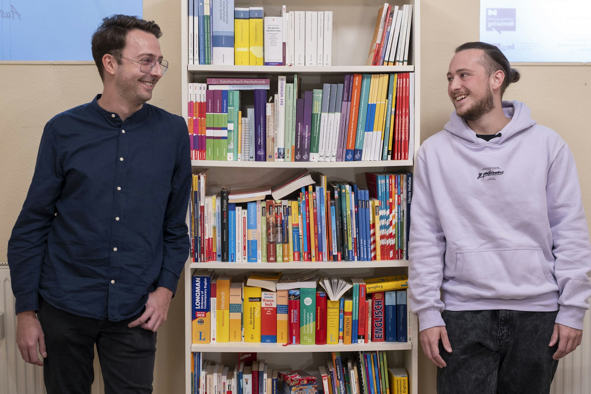 Mentor Benedikt (li.) und Mentee Jan bei Hürdenspringer in Neukölln. Hier treffen sich die beiden einmal in der Woche.