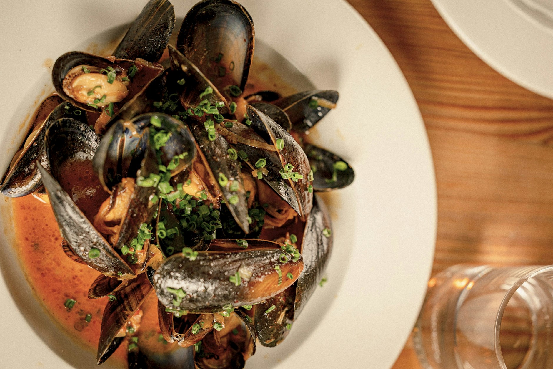 Unglaublich saftig: Miesmuscheln mit Butter, Speck, Chili-Chips und Reiswein