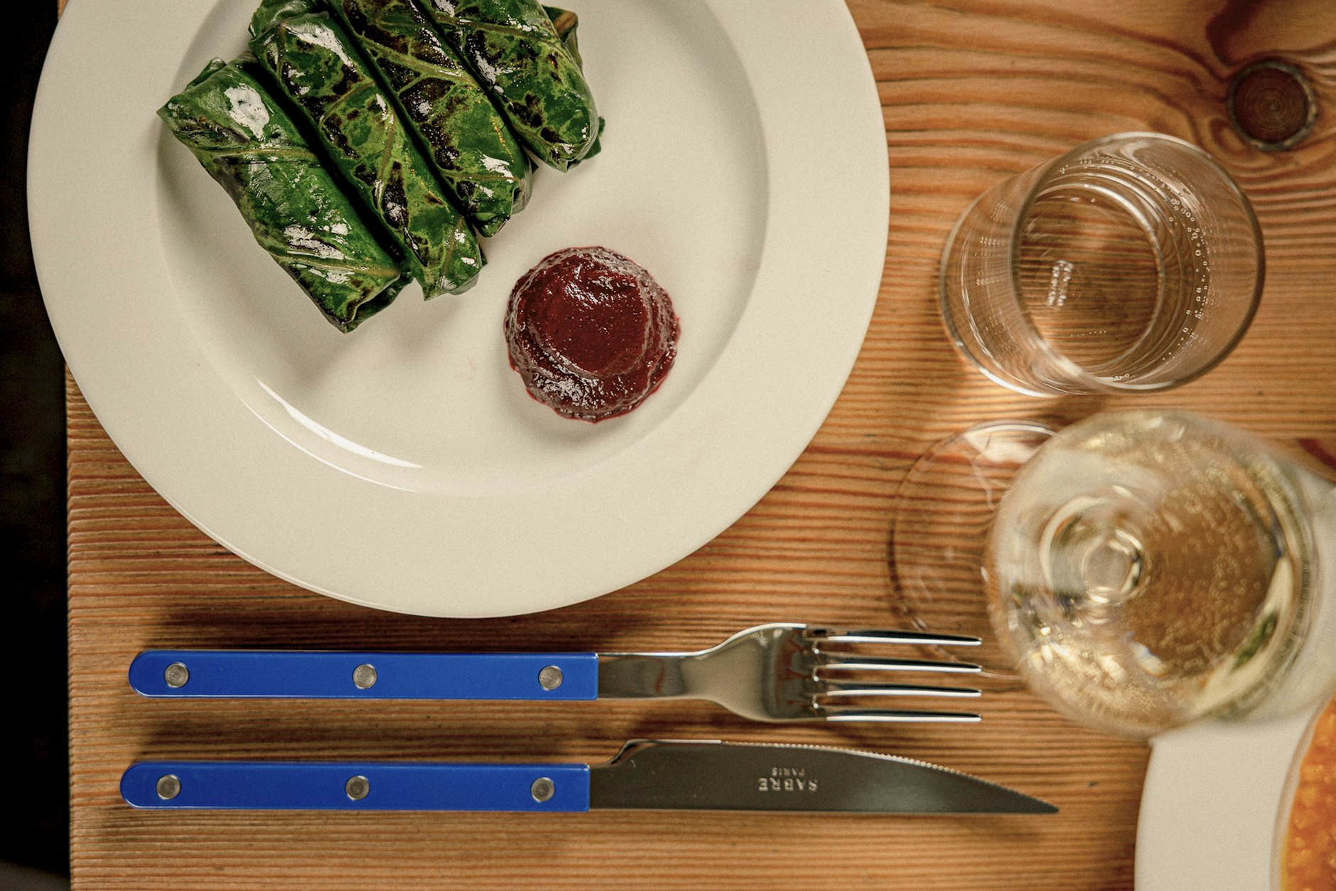 Aromatisch stark: gegrillter Mangold gefüllt mit Lammfleisch, dazu Rote-Bete-Ketchup