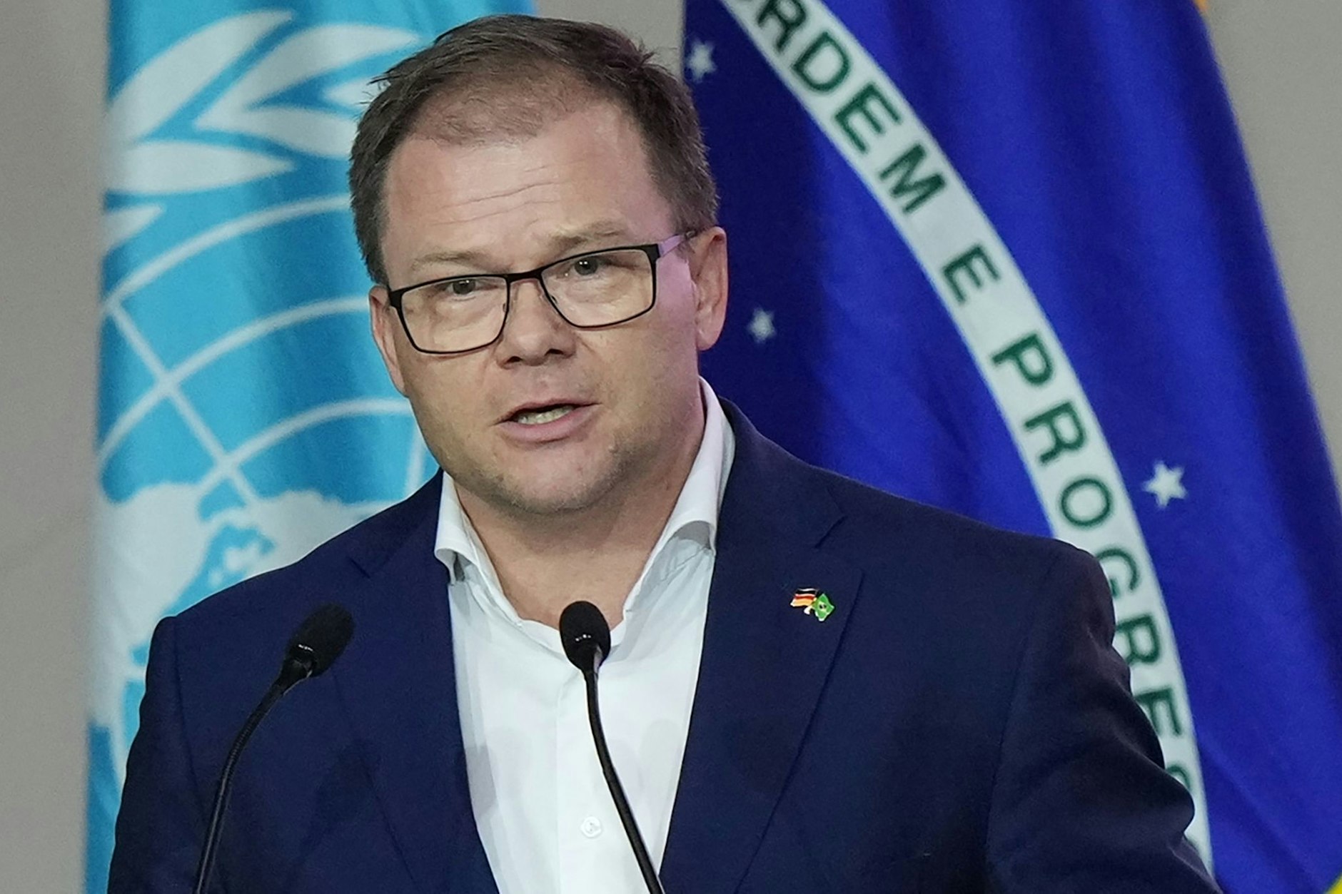 Carsten Schneider, deutscher Minister für Umwelt, Klimaschutz, Naturschutz und Reaktorsicherheit, spricht während einer Plenarsitzung auf dem COP30-Klimagipfel.