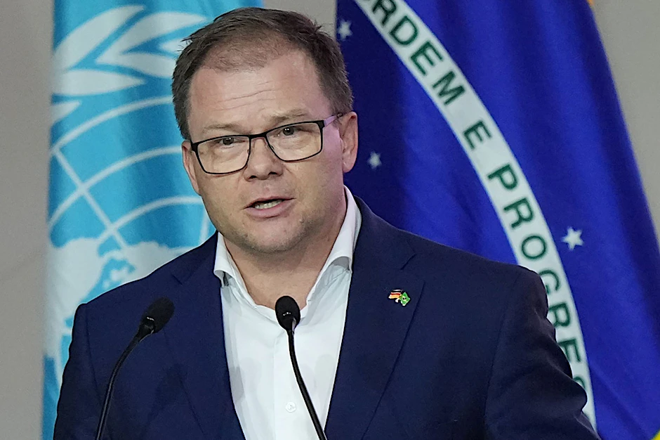 Carsten Schneider, deutscher Minister für Umwelt, Klimaschutz, Naturschutz und Reaktorsicherheit, spricht während einer Plenarsitzung auf dem COP30-Klimagipfel.
