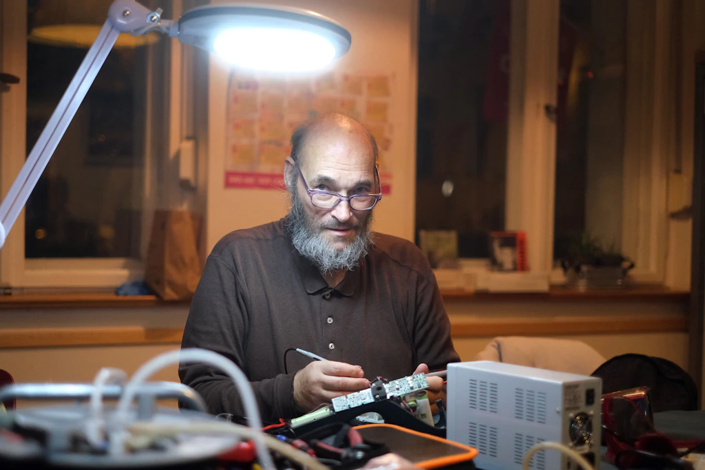 Bernd Wagner ist einer der Ehrenamtlichen des Repair-Cafés im Stadtteilzentrum Pankow, die sich um defekte Geräte kümmern.