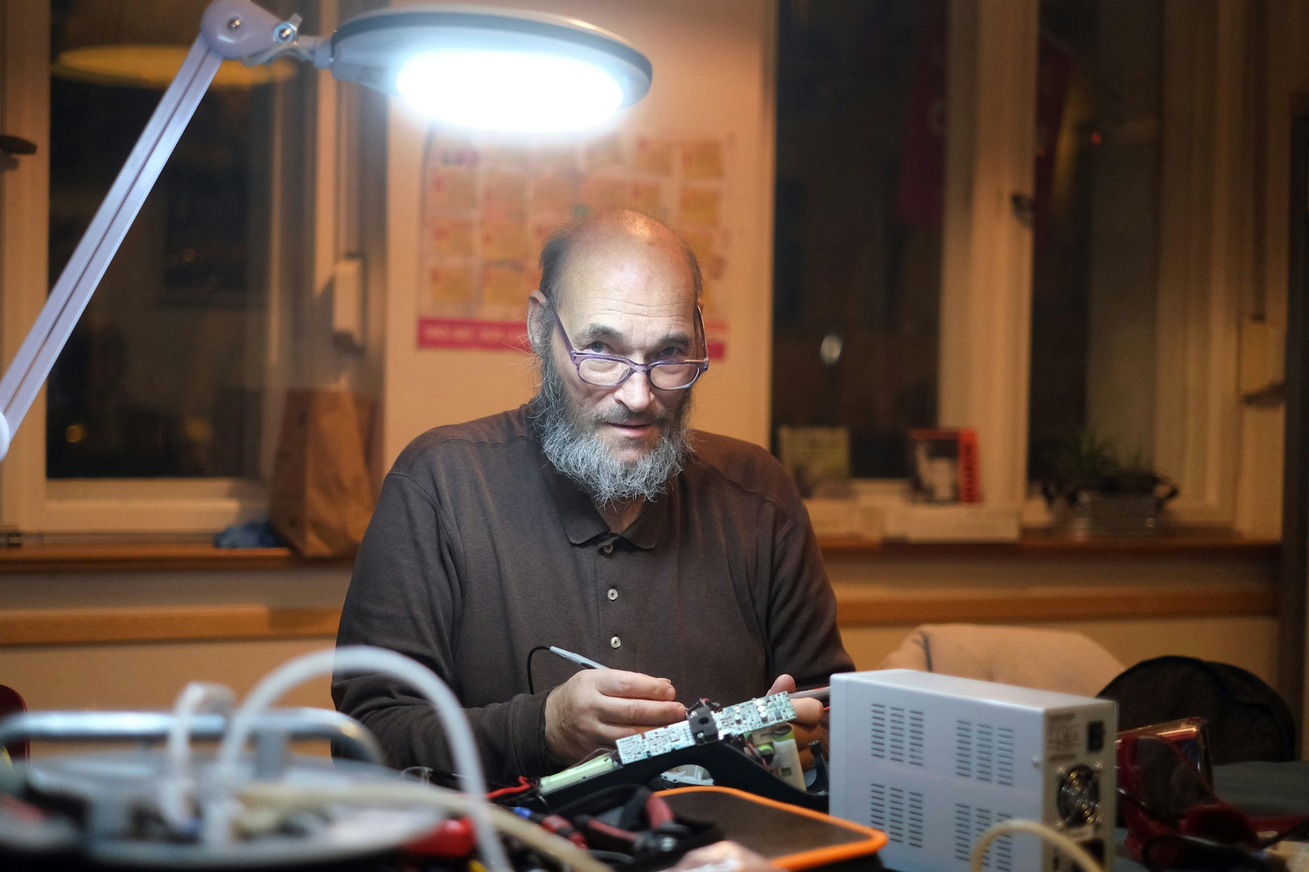 Bernd Wagner ist einer der Ehrenamtlichen des Repair-Cafés im Stadtteilzentrum Pankow, die sich um defekte Geräte kümmern.