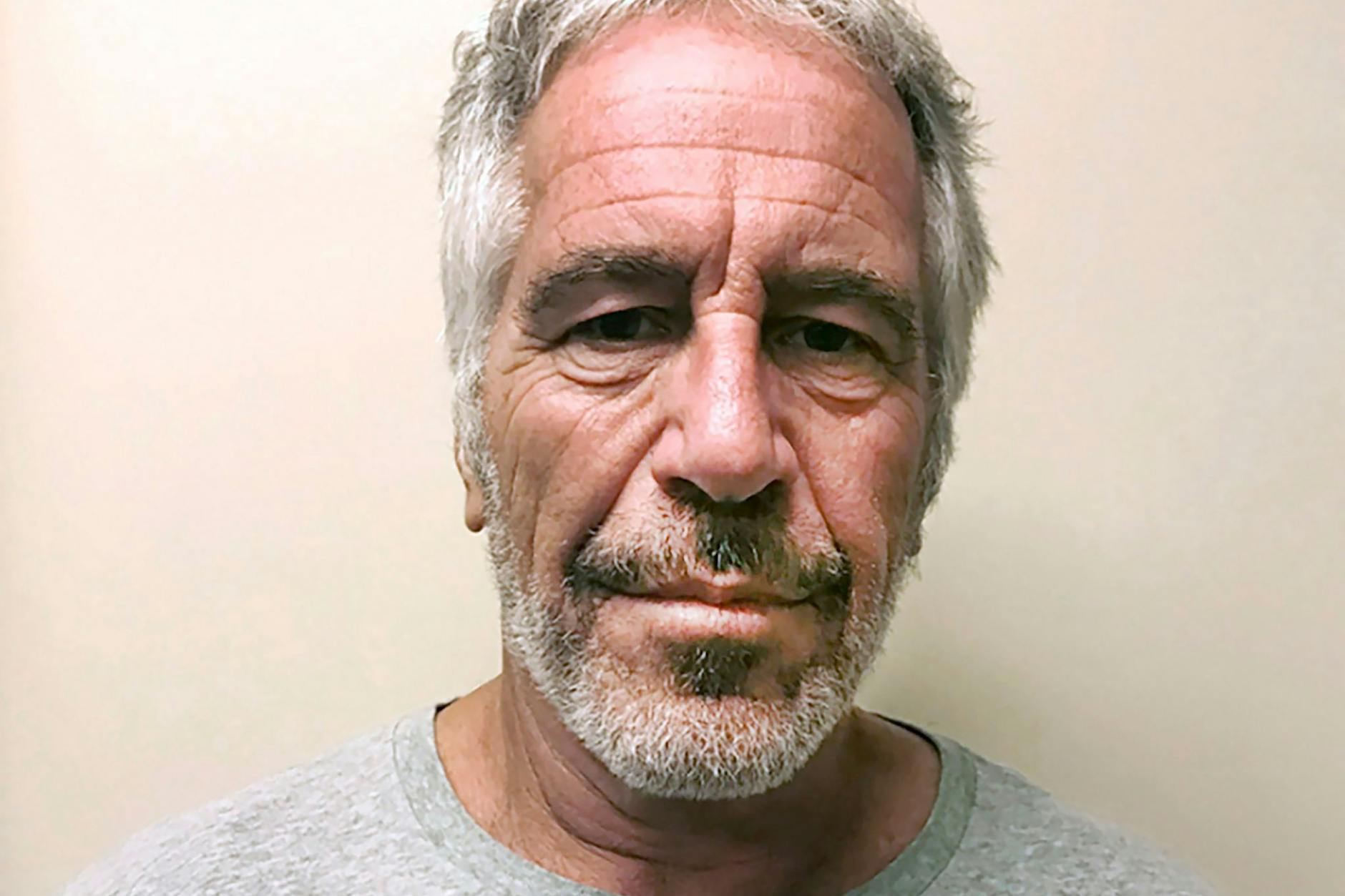 Der Investmentbanker und verurteilte Sexualstraftäter Jeffrey Epstein soll einen Ring zur sexuellen Ausbeutung Minderjähriger unterhalten zu haben.