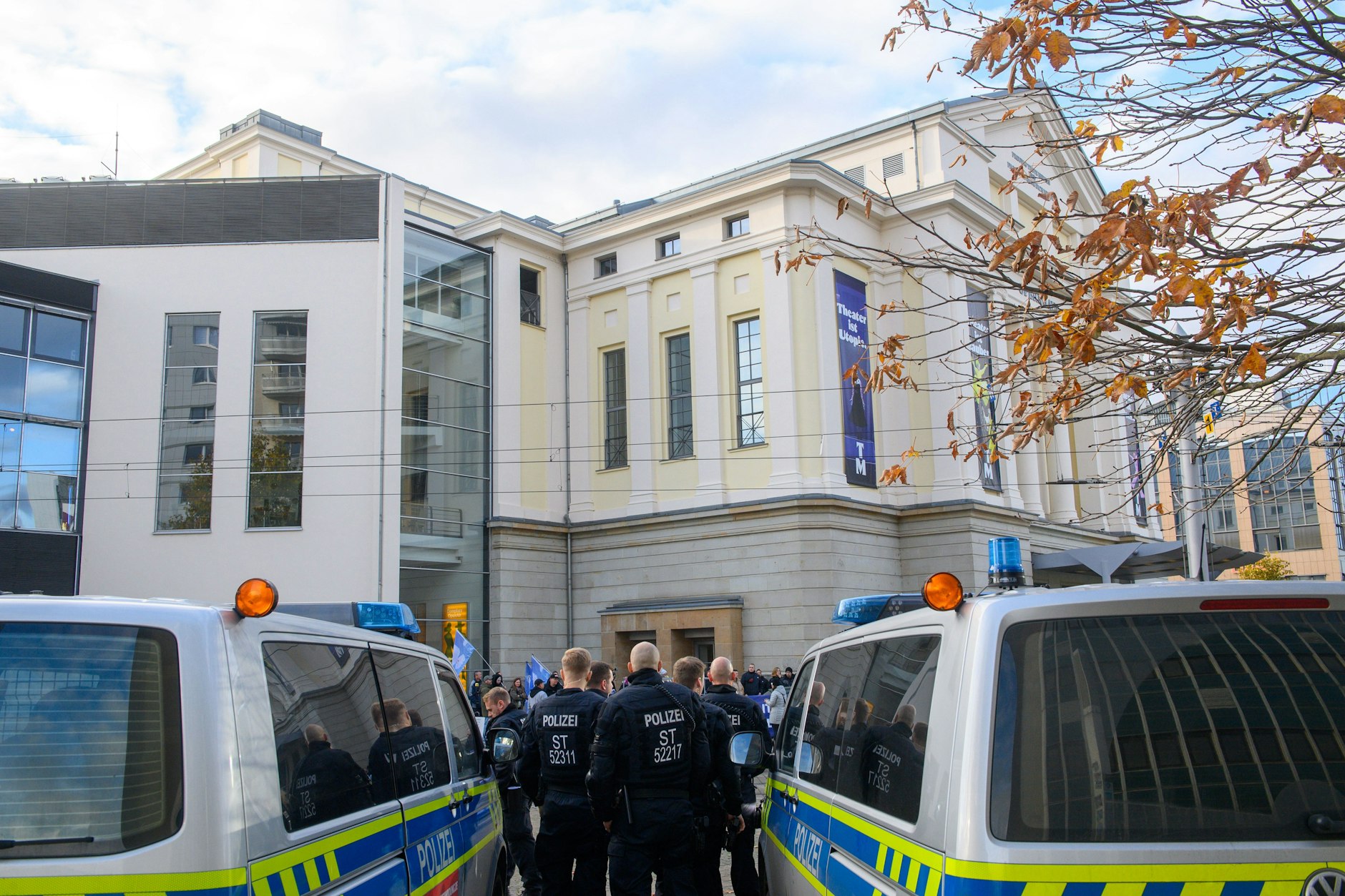 Magdeburg am 9. November: Polizeikräfte beobachten Proteste gegen ein Theaterstück, das es noch gar nicht gibt.