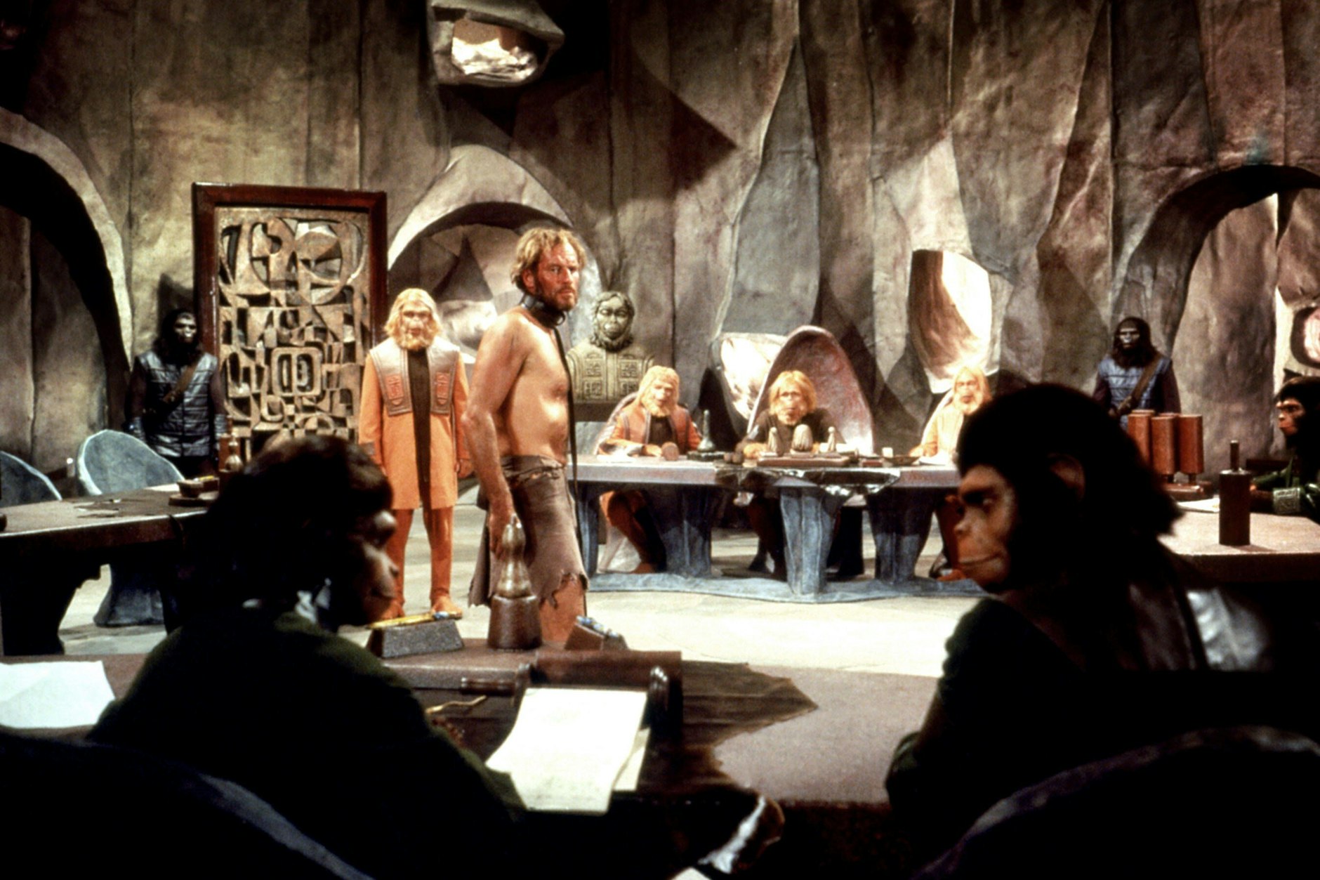 Charlton Heston gerät in „Planet der Affen“ in die Hände derselbigen.