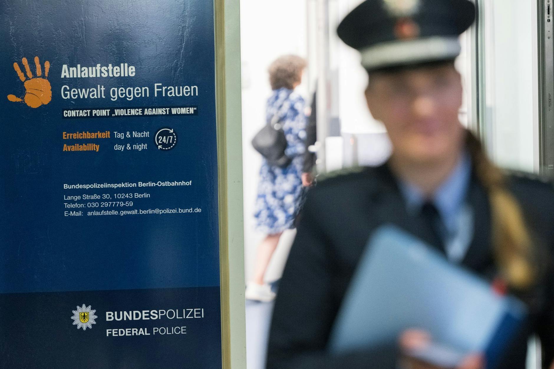 Im Ostbahnhof Berlin gibt es eine Anlaufstelle der Bundespolizei, an die sich Frauen, die Opfer von Gewalt geworden sind, wenden können.