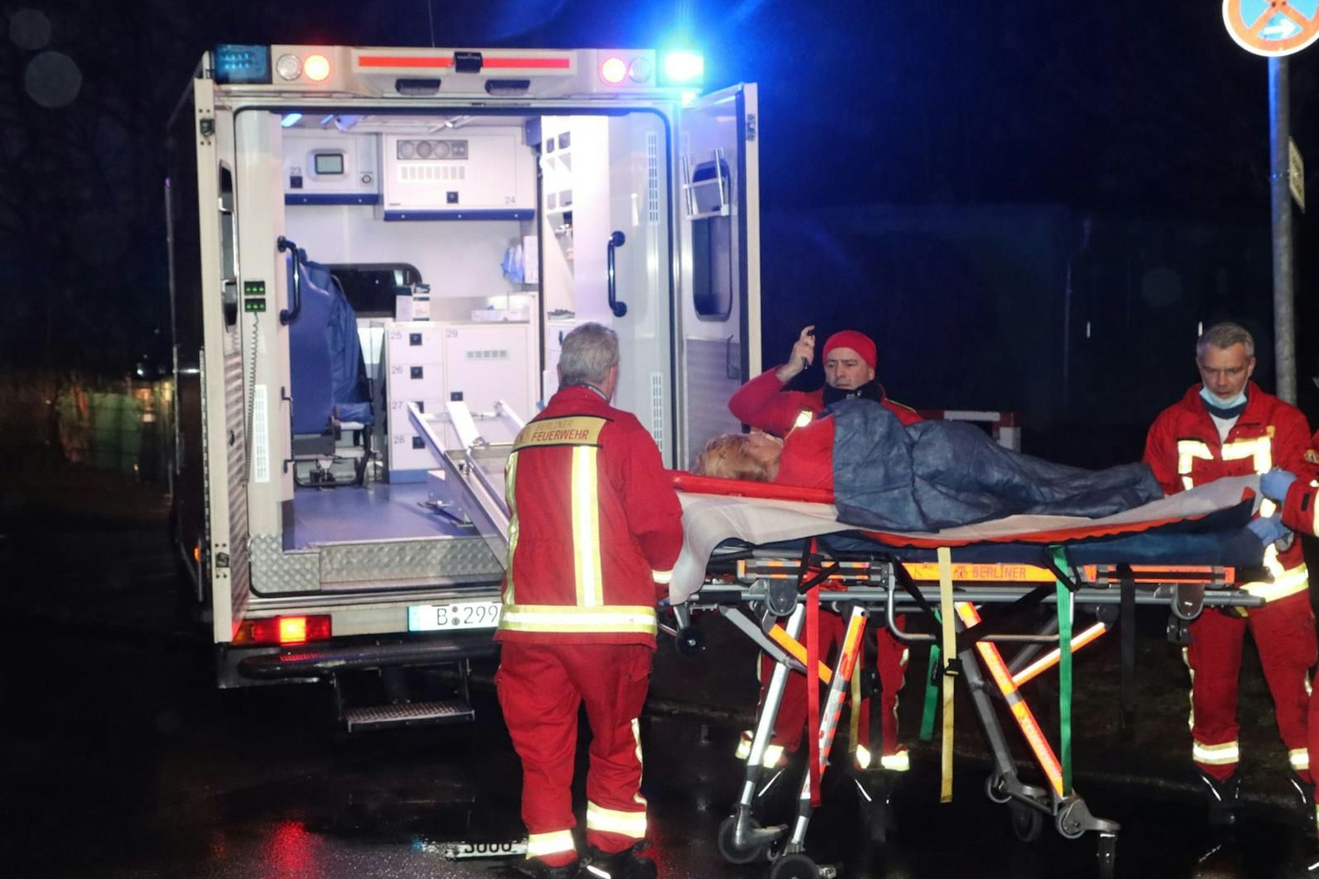 In einem Hochhaus im Akeleiweg in Johannisthal stürzte eine eine Frau aus der 2. Etage des Hochhauses, wenig später wird ihr Mann festgenommen.