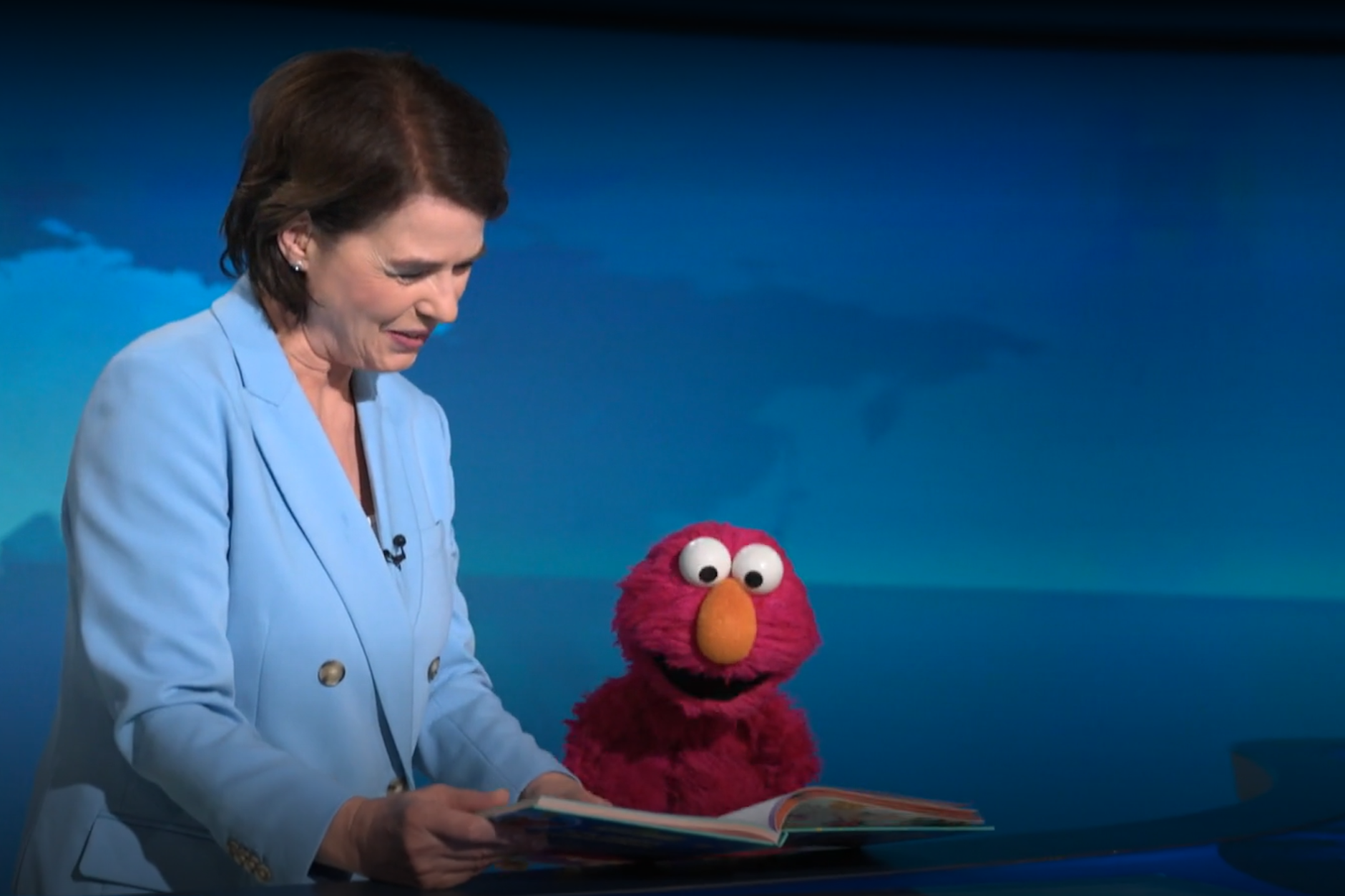 Susanne Daubner liest Elmo anlässlich des bundesweiten Vorlesetags vor.