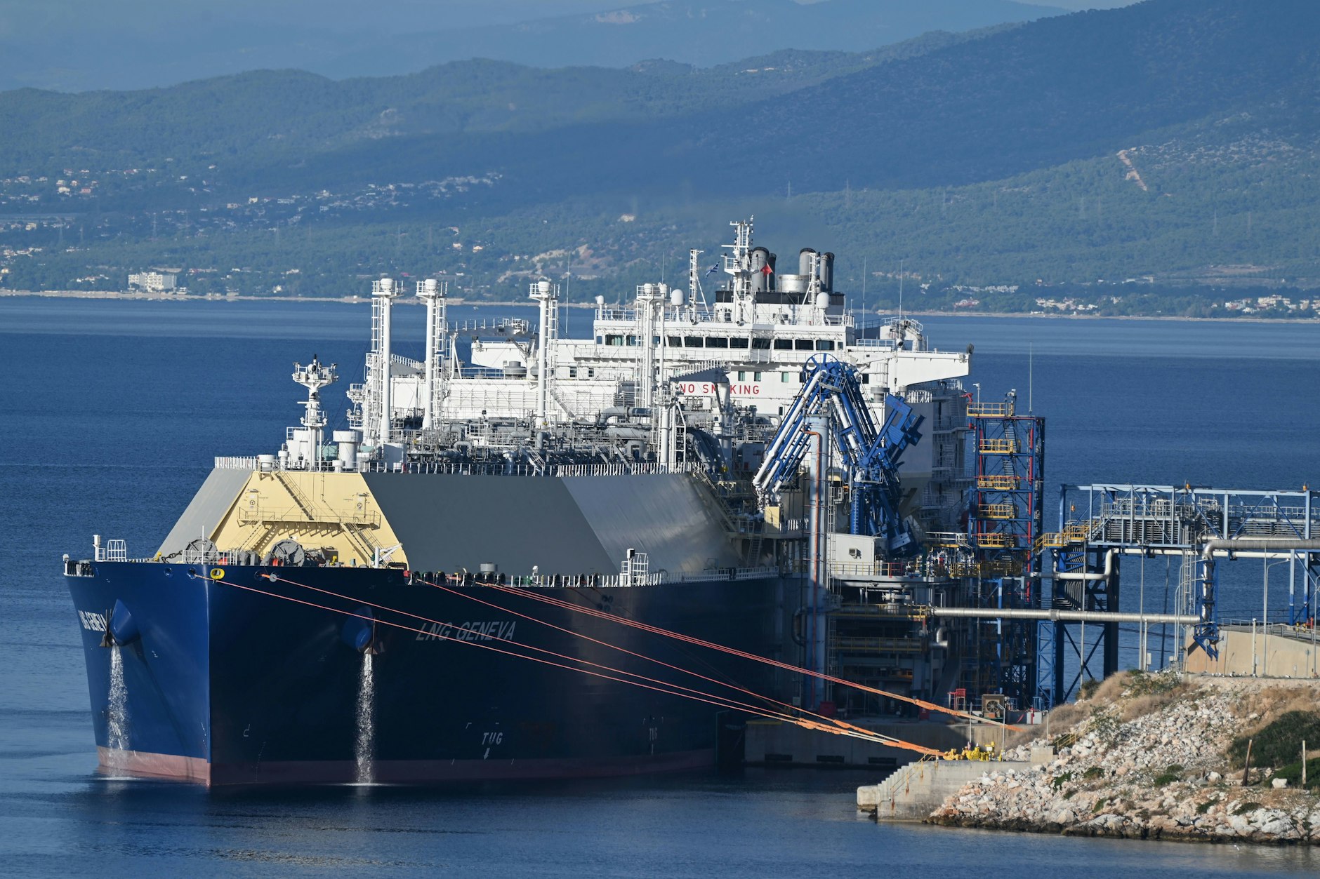Amerikanisches Flüssigerdgas (LNG) wird am Terminal Revithoussa bei Athen entladen. (Symbolbild)